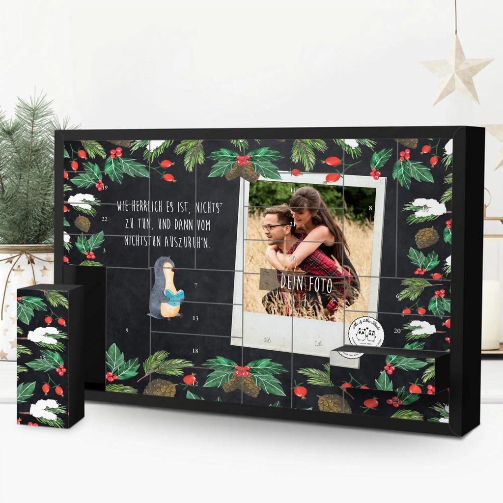 Personalisierter Befüllbarer Foto Adventskalender Pinguin Buch Personalisierter Befüllbarer Foto Adventskalender, Foto Adventskalender, Adventskalender mit Eigenem Bild, Adventskalender mit Foto, Weihnachtskalender mit Foto, Adventskalender Eigenes Foto, Personalisierter Adventskalender, Pinguin, Freizeit, Faulenzen, Buch, Nichtstun, Lesen, Ferien, Pinguine, Urlaub, Bücherwurm