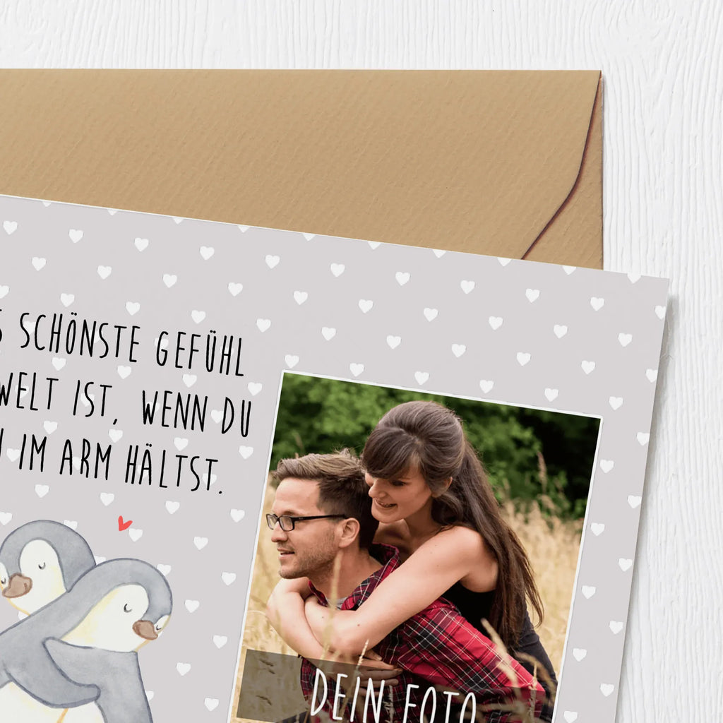 Personalized Photo Deluxe Card penguins Cuddle Personalisierte Foto Grußkarte, Liebe, Partner, Freund, Freundin, Ehemann, Ehefrau, Heiraten, Verlobung, Heiratsantrag, Liebesgeschenk, Jahrestag, Hocheitstag, Geschenk für Partner, Geschenk für Freundin, Hochzeitstag, für Männer, Geschenk für Frauen, Valentinstag, Liebesbeweis, Mitbringsel, für Ehemann