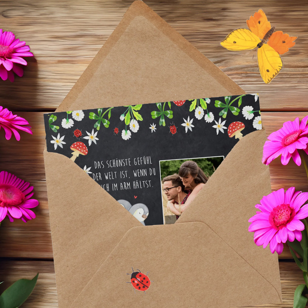 Personalized Photo Deluxe Card penguins Cuddle Personalisierte Foto Grußkarte, Liebe, Partner, Freund, Freundin, Ehemann, Ehefrau, Heiraten, Verlobung, Heiratsantrag, Liebesgeschenk, Jahrestag, Hocheitstag, Geschenk für Partner, Geschenk für Freundin, Hochzeitstag, für Männer, Geschenk für Frauen, Valentinstag, Liebesbeweis, Mitbringsel, für Ehemann