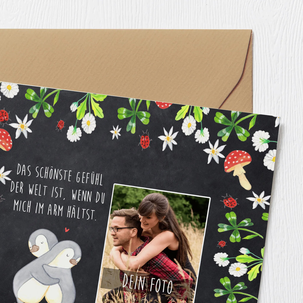 Personalized Photo Deluxe Card penguins Cuddle Personalisierte Foto Grußkarte, Liebe, Partner, Freund, Freundin, Ehemann, Ehefrau, Heiraten, Verlobung, Heiratsantrag, Liebesgeschenk, Jahrestag, Hocheitstag, Geschenk für Partner, Geschenk für Freundin, Hochzeitstag, für Männer, Geschenk für Frauen, Valentinstag, Liebesbeweis, Mitbringsel, für Ehemann