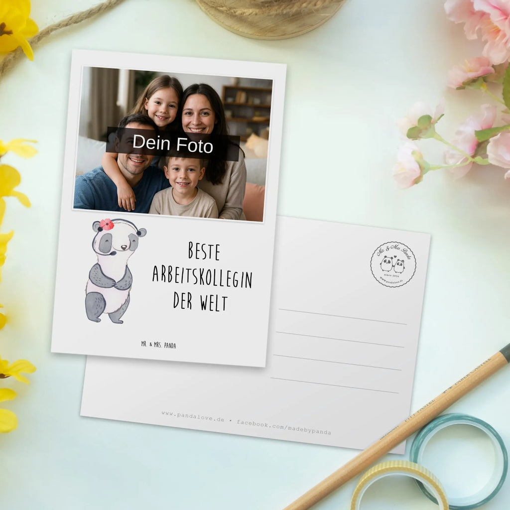 Personalisierte Foto Postkarte Panda Beste Arbeitskollegin der Welt Personalisierte Foto Postkarte, für, Dankeschön, Geschenk, Schenken, Geburtstag, Geburtstagsgeschenk, Geschenkidee, Danke, Bedanken, Mitbringsel, Freude machen, Geschenktipp, Arbeitskollegin, Kollegin, Freundin, Büro, Abschiedsgeschenk, Ruhestand, Arbeit, Mitarbeiterin, Berufsgenossin, Beruf