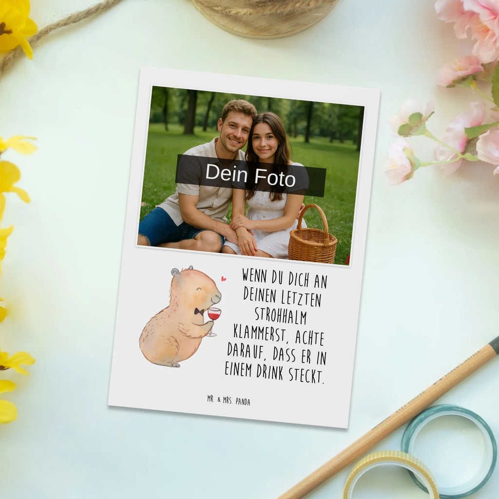 Personalisierte Foto Postkarte Capybara Wein Personalisierte Foto Postkarte, Tiermotive, Gute Laune, lustige Sprüche, Tiere, Capybara Weinflasche, Weinliebhaber Geschenk, Capybara Zeichnung, Adrette Tiere, Panda Handzeichnung, Weintrinkendes Nagetier, Capybara Kunstwerk, Geschenk für Weinkenner, Stilvolles Capybara, Heiterer Capybara, Liebe zum Wein Spruch, Wein Spaßbild, Handgezeichnetes Capybara