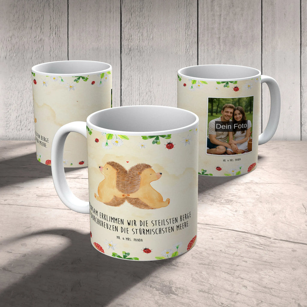 Personalisierte Foto Tasse Igel händchenhaltend Personalisierte Foto Tasse, Liebe, Partner, Freund, Freundin, Ehemann, Ehefrau, Heiraten, Verlobung, Heiratsantrag, Liebesgeschenk, Jahrestag, Hocheitstag, Igelliebe, Lieblingsmensch, Hand in Hand, Liebesbeweis, Hochzeit, große Liebe, Gemeinsamkeit, Igel, Love, Liebesbotschaft, Geschenk für zwei