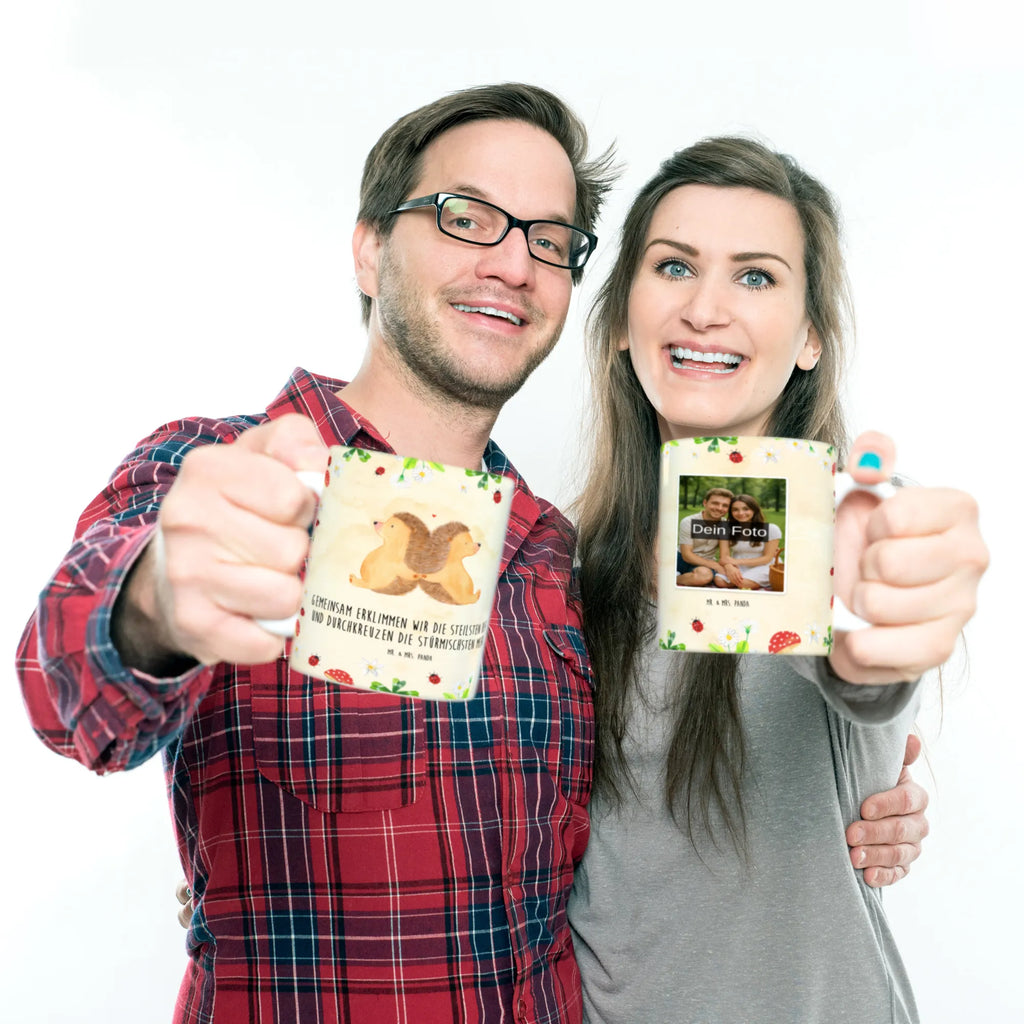 Personalisierte Foto Tasse Igel händchenhaltend Personalisierte Foto Tasse, Liebe, Partner, Freund, Freundin, Ehemann, Ehefrau, Heiraten, Verlobung, Heiratsantrag, Liebesgeschenk, Jahrestag, Hocheitstag, Igelliebe, Lieblingsmensch, Hand in Hand, Liebesbeweis, Hochzeit, große Liebe, Gemeinsamkeit, Igel, Love, Liebesbotschaft, Geschenk für zwei