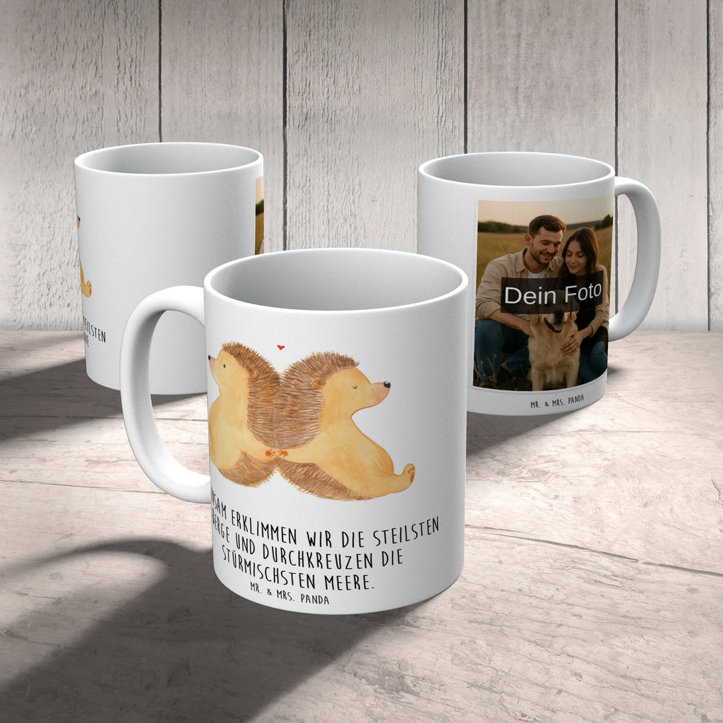 Personalisierte Foto Tasse Igel händchenhaltend Personalisierte Foto Tasse, Liebe, Partner, Freund, Freundin, Ehemann, Ehefrau, Heiraten, Verlobung, Heiratsantrag, Liebesgeschenk, Jahrestag, Hocheitstag, Igelliebe, Lieblingsmensch, Hand in Hand, Liebesbeweis, Hochzeit, große Liebe, Gemeinsamkeit, Igel, Love, Liebesbotschaft, Geschenk für zwei