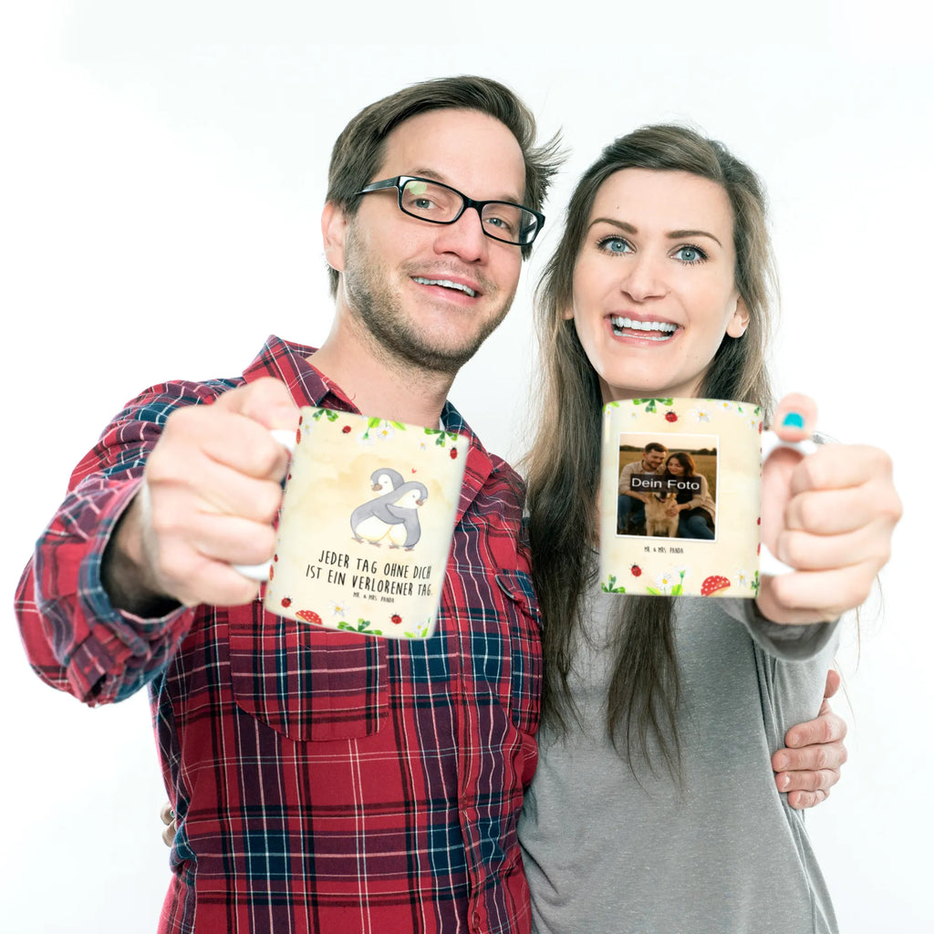 Personalisierte Foto Tasse Pinguine Kuscheln Personalisierte Foto Tasse, Liebe, Partner, Freund, Freundin, Ehemann, Ehefrau, Heiraten, Verlobung, Heiratsantrag, Liebesgeschenk, Jahrestag, Hocheitstag, Mitbringsel, für Männer, Geschenk für Frauen, Valentinstag, für Ehemann, Geschenk für Freundin, Hochzeitstag, Liebesbeweis, Geschenk für Partner