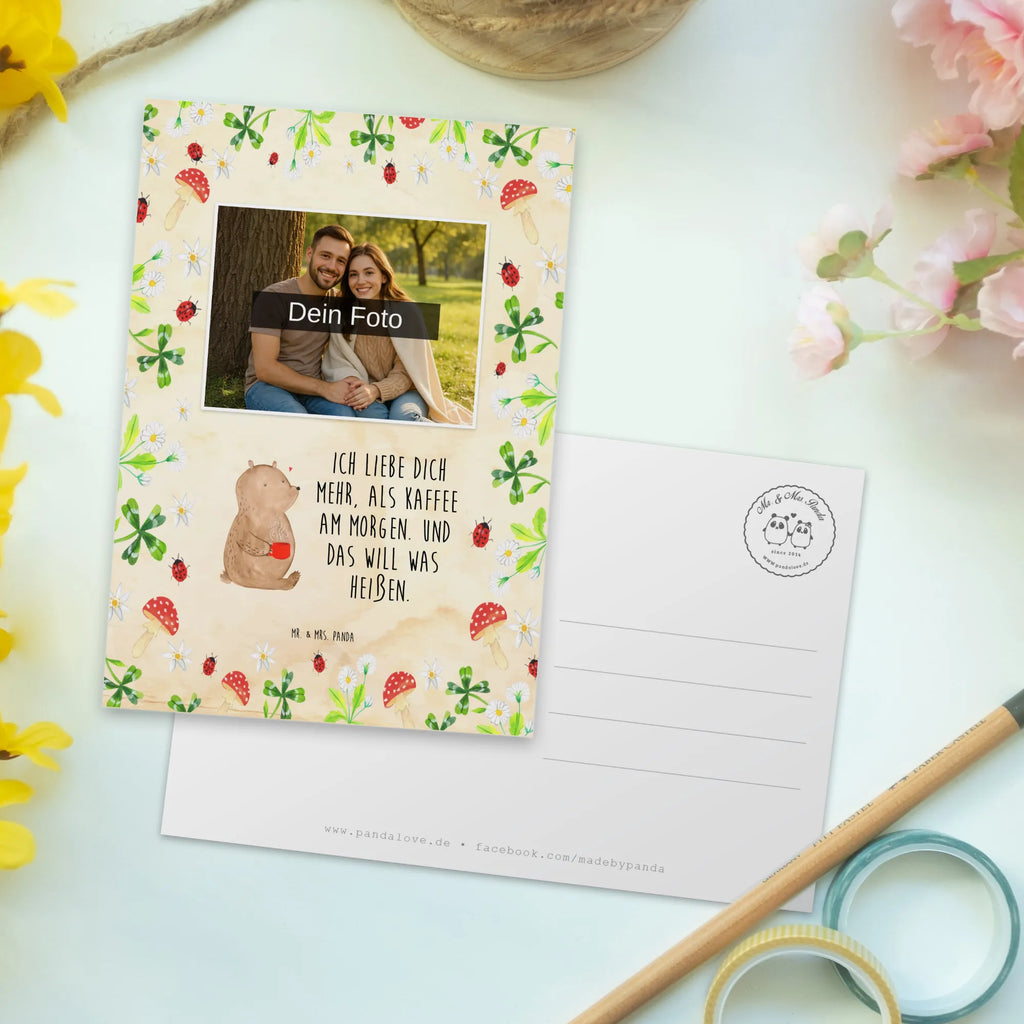 Personalisierte Foto Postkarte Bär Morgenkaffee Personalisierte Foto Postkarte, Liebe, Partner, Freund, Freundin, Ehemann, Ehefrau, Heiraten, Verlobung, Heiratsantrag, Liebesgeschenk, Jahrestag, Hocheitstag, Valentinstag, Geschenk für Frauen, Hochzeitstag, Mitbringsel, Geschenk für Freundin, Geschenk für Partner, Liebesbeweis, für Männer, für Ehemann