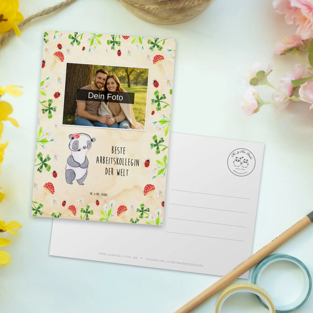 Personalisierte Foto Postkarte Panda Beste Arbeitskollegin der Welt Personalisierte Foto Postkarte, für, Dankeschön, Geschenk, Schenken, Geburtstag, Geburtstagsgeschenk, Geschenkidee, Danke, Bedanken, Mitbringsel, Freude machen, Geschenktipp, Arbeitskollegin, Kollegin, Freundin, Büro, Abschiedsgeschenk, Ruhestand, Arbeit, Mitarbeiterin, Berufsgenossin, Beruf