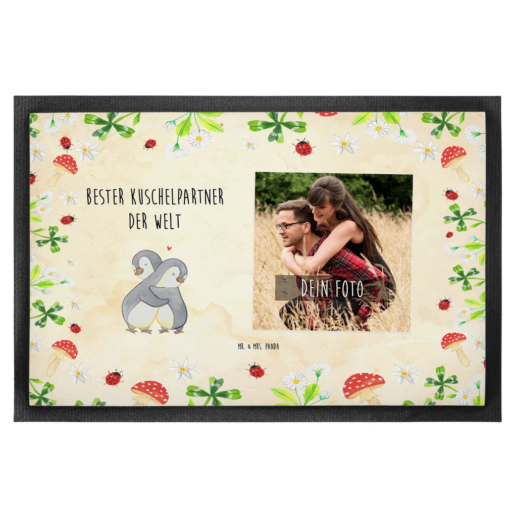 Personalisierte Foto Fußmatte Pinguin Bester Kuschelpartner der Welt Personalisierte Foto Fußmatte, für, Dankeschön, Geschenk, Schenken, Geburtstag, Geburtstagsgeschenk, Geschenkidee, Danke, Bedanken, Mitbringsel, Freude machen, Geschenktipp, Kuschelpartner, Lebenspartner, Ehepartner, Partner, Ehemann, Ehefrau, Kuscheln, Bett, Liebe, Freund, Freundin, Hochzeitstag, verliebt