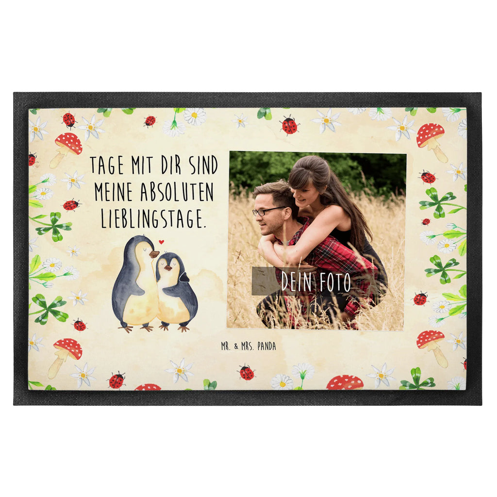 Personalisierte Foto Fußmatte Pinguin umarmen Personalisierte Foto Fußmatte, Pinguin, Liebe, Liebespaar, Liebesbeweis, Liebesgeschenk, Verlobung, Jahrestag, Hochzeitstag, Hochzeit, Hochzeitsgeschenk