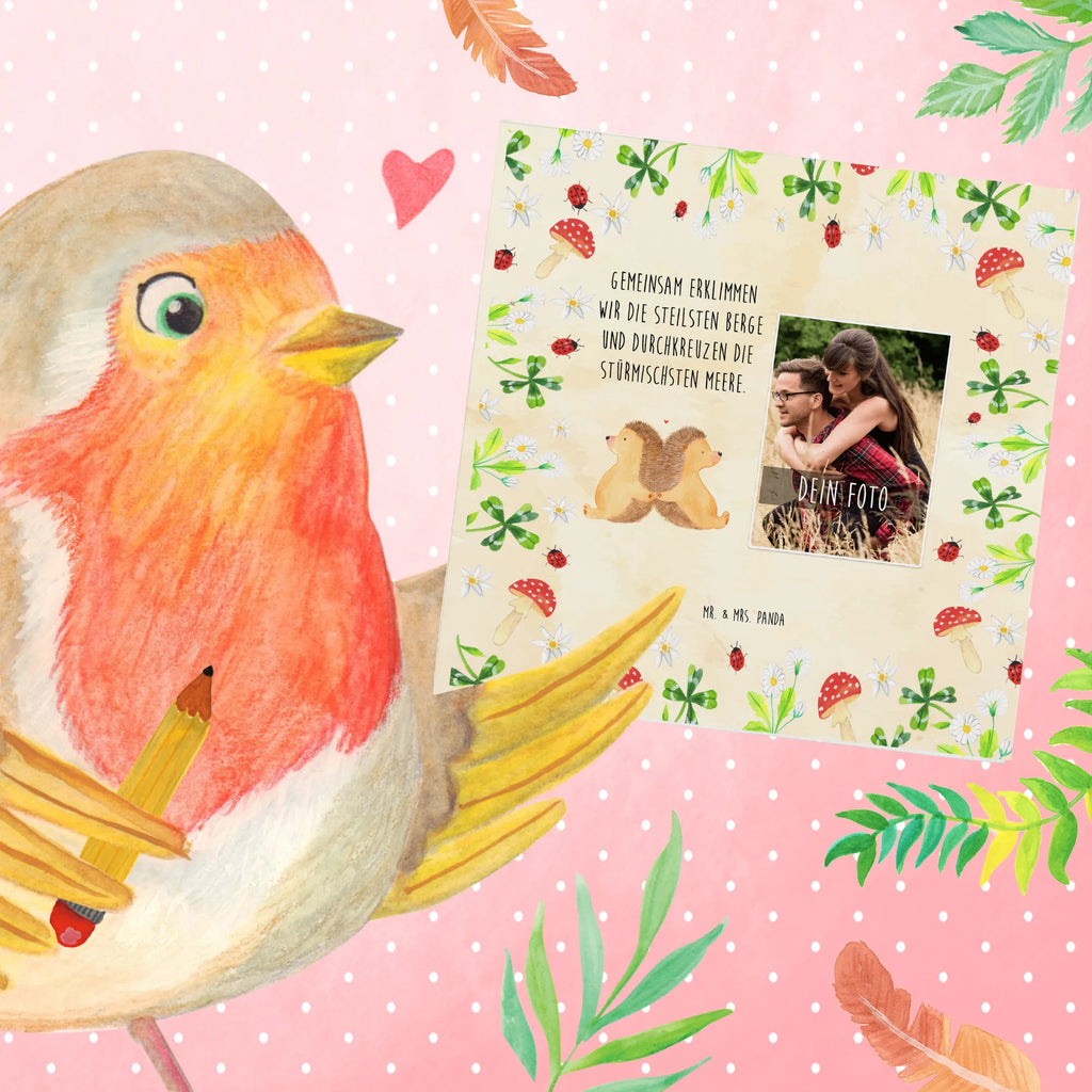 Personalized Photo Deluxe Card Hedgehogs holding hands Personalisierte Foto Grußkarte, Liebe, Partner, Freund, Freundin, Ehemann, Ehefrau, Heiraten, Verlobung, Heiratsantrag, Liebesgeschenk, Jahrestag, Hocheitstag, Igelliebe, Hochzeit, Love, große Liebe, Lieblingsmensch, Geschenk für zwei, Igel, Liebesbeweis, Liebesbotschaft, Hand in Hand, Gemeinsamkeit