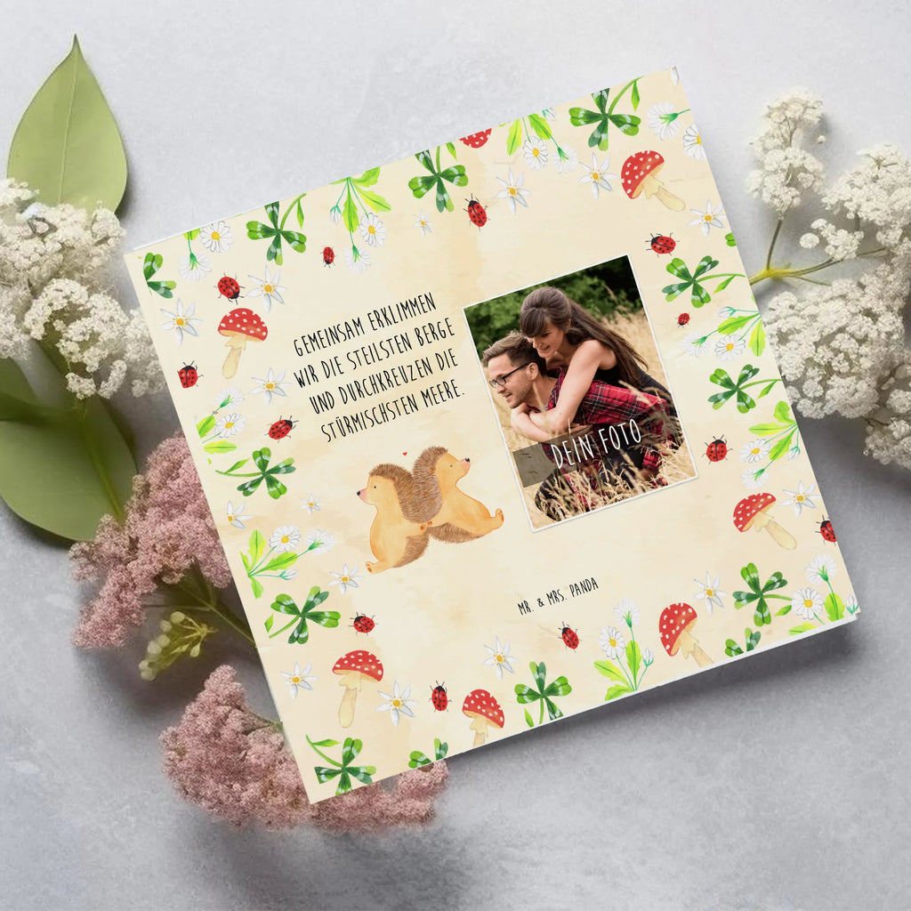 Personalized Photo Deluxe Card Hedgehogs holding hands Personalisierte Foto Grußkarte, Liebe, Partner, Freund, Freundin, Ehemann, Ehefrau, Heiraten, Verlobung, Heiratsantrag, Liebesgeschenk, Jahrestag, Hocheitstag, Igelliebe, Hochzeit, Love, große Liebe, Lieblingsmensch, Geschenk für zwei, Igel, Liebesbeweis, Liebesbotschaft, Hand in Hand, Gemeinsamkeit