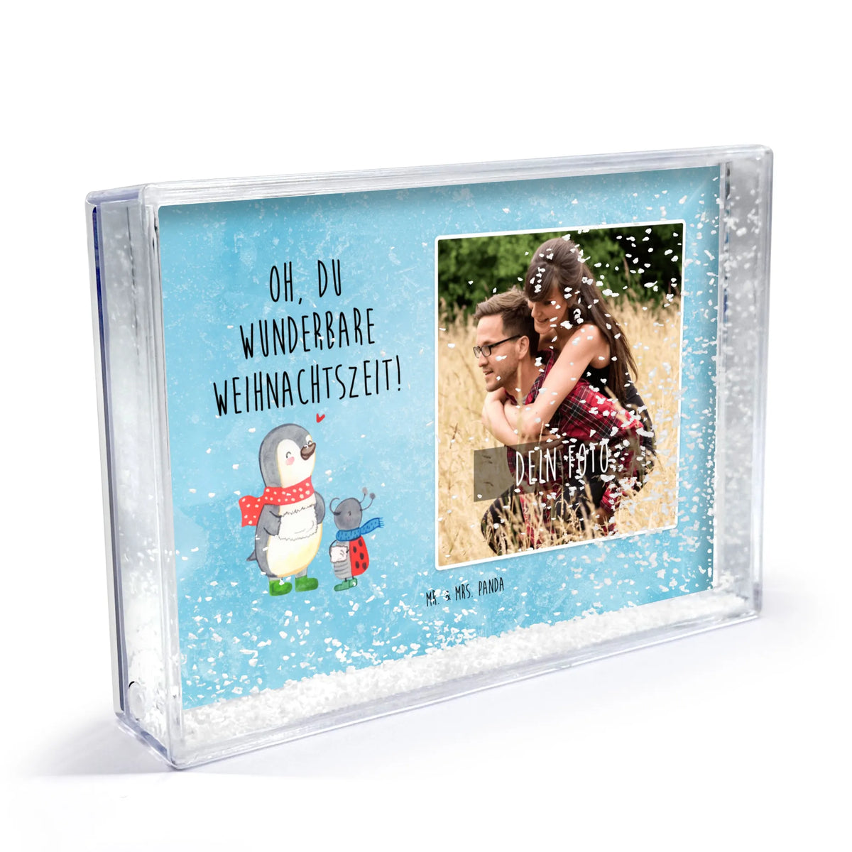 Shake Frame with Photo Smörle Wintertime Schüttelrahmen mit Tiefenwirkung und Foto, Schüttelrahmen Mr. & Mrs. Panda Foto, Schüttelrahmen für persönliches Foto, Bilderrahmen für eigene Fotos, Schneerahmen mit Foto personalisiert, Schüttelrahmen mit Foto und Schnee, Rahmen mit eigenem Foto, Schüttelrahmen mit Foto, Rahmen mit Foto, Schüttelrahmen mit Bild, Acrylglas Schüttelrahmen mit Foto, Personalisierter Bilderrahmen, Personalisierter Fotorahmen, Schüttelrahmen Wunschfoto, Personalisierter Schüttelrahmen, Personalisierbarer Bilderrahmen mit Foto, Personalisierbarer Schüttelrahmen mit Foto, Bilderrahmen mit Foto zum Schütteln, Schüttelbilderrahmen mit Foto, Fotorahmen mit eigenem Foto, Mr. & Mrs. Panda Schüttelrahmen mit Foto, Schüttelrahmen mit eigenem Bild, Foto Schüttelrahmen, Schneeschüttelrahmen mit Foto, Schüttelrahmen mit eigenem Foto, Fotorahmen mit eigenem Bild, Foto Schüttelrahmen Acrylglas, Fotorahmen zum Schütteln mit Foto, Schüttelrahmen mit deinem Foto, Foto Schüttelrahmen mit Schnee, Personalisierter Schneebilderrahmen Foto, Bilderrahmen mit eigenem Bild, Fotobilderrahmen personalisiert, Fotoschüttelrahmen, Schüttelrahmen mit Wunschfoto, Schüttelrahmen mit Foto personalisiert, individueller Schüttelrahmen mit Foto, Bilderrahmen mit Foto, Schüttelrahmen eigenes Foto, Acryl Bilderrahmen mit Foto, Fotorahmen mit Wunschfoto, Acryl Schüttelrahmen mit Foto, Bilderrahmen mit Wunschfoto, Personalisierter Rahmen mit Foto, Personalisierbarer Fotorahmen mit Foto, Weihnachten, Winter, Weihnachtsdeko, Nikolaus, Advent, Heiligabend, Wintermotiv, Weihnachtszeit, Weihnachten Grüße, Weihnachtsgruß