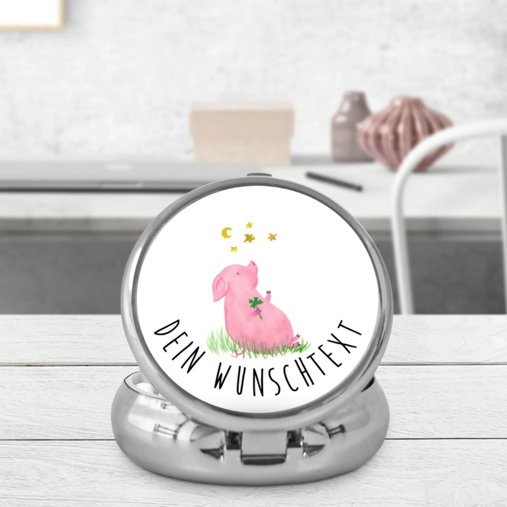 Personalisierte Pillendose Schwein Glück Personalisierte Pillendose, Personalisierte Pillendose klein, Personalisierter Tablettenorganizer, Personalisierte Tablettenbox, Personalisierte Pillenorganizer, Tabletten, Pillendose mit Wunschnamen, Personalisierte Dose, Pillen, Tiermotive, Gute Laune, lustige Sprüche, Tiere, Glücksschwein. Glück, Sterne, Träume, Sernchen, Motivation, Ziele, Glücksbringer, Schwein, Schweinchen