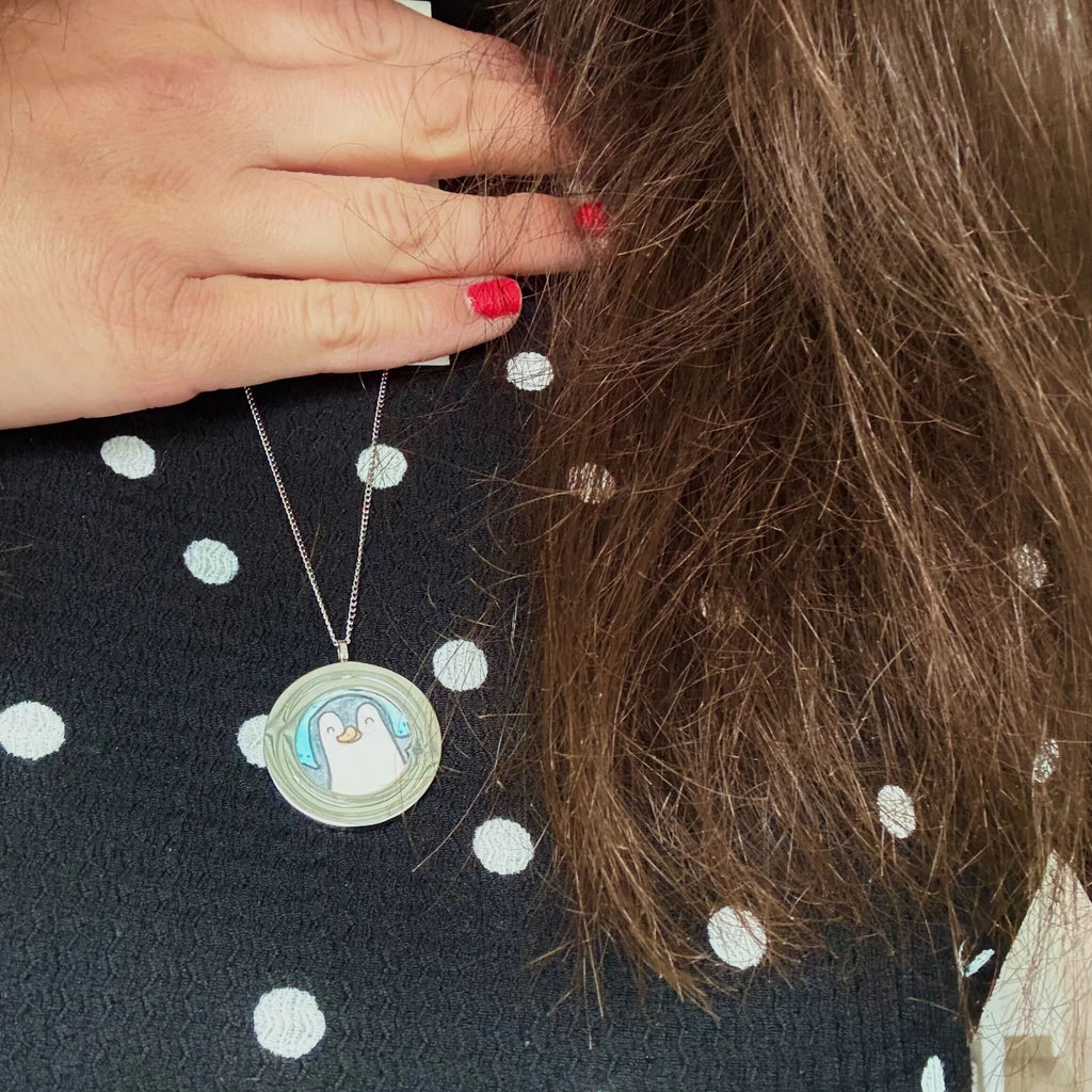 ORIGINAL Halskette "Pinguin" Original Street Art, Original Ölgemälde, Original Urban Art, Original Leinwandbild, Original Gemälde Porträt, Original Aquarell, Original Portraitgemälde, Original Gemälde Stillleben, Original Acrylgemälde, Original Galeriequalität, Original Triptychon, Original Grafisches Gemälde, Original Gemälde, Originalbild, Original Gemälde Figürlich, Original Signiertes Gemälde, Original Gemälde Auf Holz, Original Figurative Malerei, Original Stillleben, Original Gemälde Abstrakt, Original Realismus, Original Farbverlauf, Originaldruck Auf Leinwand, Handgemaltes Gemälde, Original Moderne Malerei, Original Großformat, Original Gemälde Landschaft, Original Gemälde Auf Karton, Original Kunst Sammlerstück, Original Diptychon, Original Pop Art Gemälde, Original Surrealismus, Original Pastellzeichnung, Original Künstlerarbeit, Original Kunstwerk, Original Mischtechnik, Unikat Gemälde, Original Minimalistisches Gemälde, Original Landschaftsgemälde, Original Expressionismus, Original Mit Rahmen, Original Texturiertes Gemälde, Original Impressionismus, Original Limitierte Auflage, Original Gemälde Auf Papier, Original Kleinformat, Original Rahmenlos, Original Abstraktes Gemälde, Mr. & Mr. Panda Unikate, Mr. & Mrs. Panda Originale