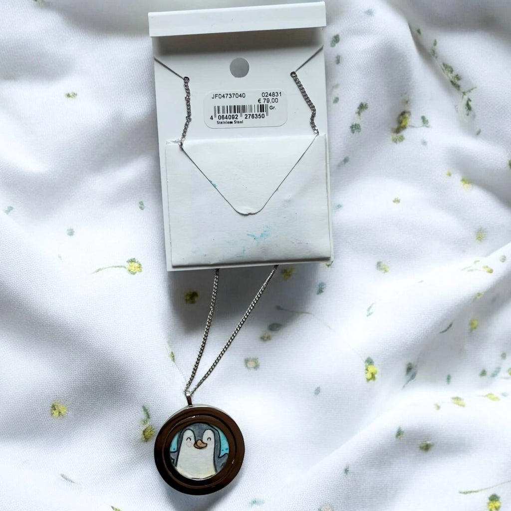 ORIGINAL Halskette "Pinguin" Original Street Art, Original Ölgemälde, Original Urban Art, Original Leinwandbild, Original Gemälde Porträt, Original Aquarell, Original Portraitgemälde, Original Gemälde Stillleben, Original Acrylgemälde, Original Galeriequalität, Original Triptychon, Original Grafisches Gemälde, Original Gemälde, Originalbild, Original Gemälde Figürlich, Original Signiertes Gemälde, Original Gemälde Auf Holz, Original Figurative Malerei, Original Stillleben, Original Gemälde Abstrakt, Original Realismus, Original Farbverlauf, Originaldruck Auf Leinwand, Handgemaltes Gemälde, Original Moderne Malerei, Original Großformat, Original Gemälde Landschaft, Original Gemälde Auf Karton, Original Kunst Sammlerstück, Original Diptychon, Original Pop Art Gemälde, Original Surrealismus, Original Pastellzeichnung, Original Künstlerarbeit, Original Kunstwerk, Original Mischtechnik, Unikat Gemälde, Original Minimalistisches Gemälde, Original Landschaftsgemälde, Original Expressionismus, Original Mit Rahmen, Original Texturiertes Gemälde, Original Impressionismus, Original Limitierte Auflage, Original Gemälde Auf Papier, Original Kleinformat, Original Rahmenlos, Original Abstraktes Gemälde, Mr. & Mr. Panda Unikate, Mr. & Mrs. Panda Originale