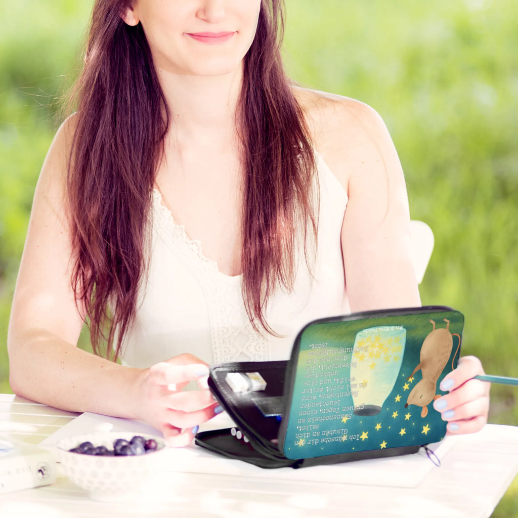 Federmappe Maus Sterne Design Kind, Büro Stifte Etui, Federmäppchen bedruckt, Federmappe, Einschulung, Motiv, Bestückte Federmappe, Kinder Federmappe, Grundschule, Federmäppchen, Geschenk, Stifte Etui, Schule, Schüler, Federmappe Einschulung, Schülerin, Stifterolle, Stiftetasche, Tiermotive, Gute Laune, lustige Sprüche, Tiere, Kindergeburtstag, Geburtstag, erstes Kind, Hoffnung, Schwangerschaft, Sterne, Wunsch, Taufe, Träume, Taufgeschenk, Geburt, Maus