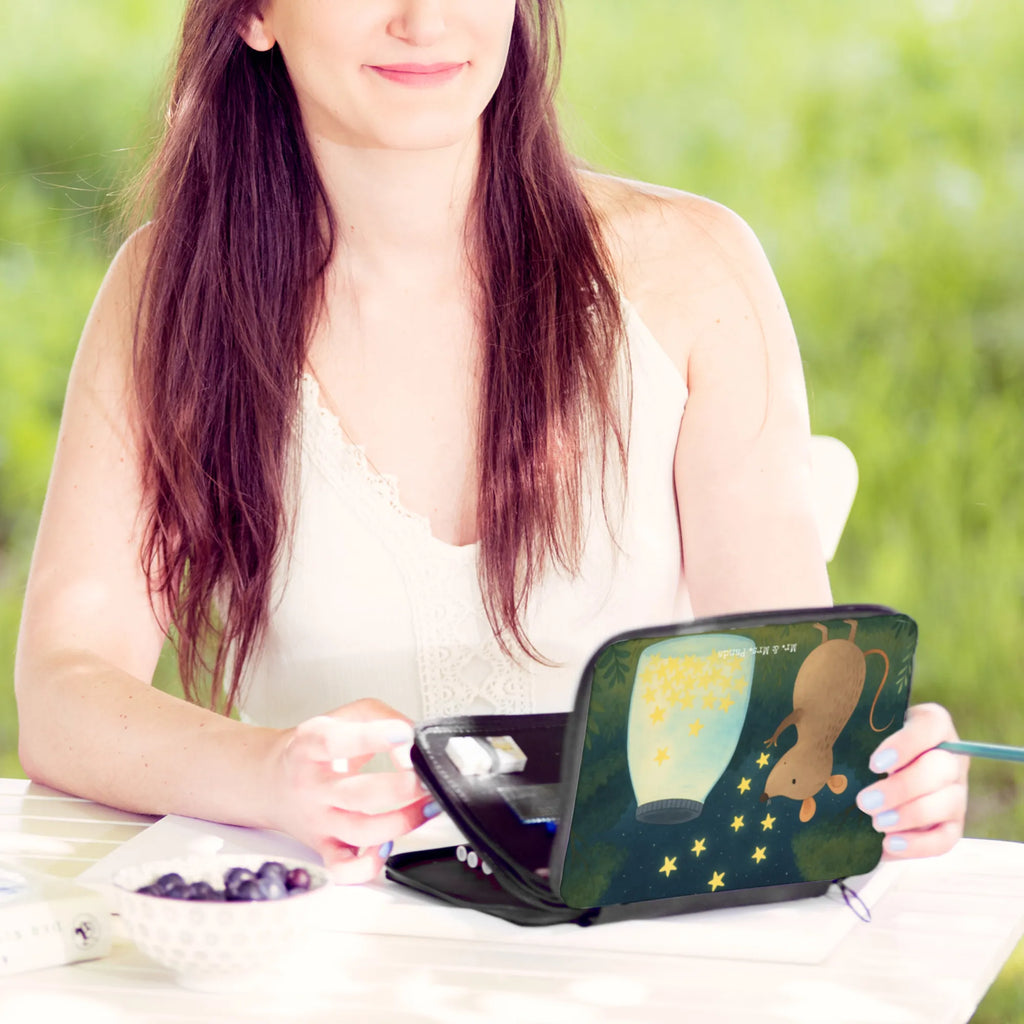 Federmappe Maus Sterne Design Kind, Büro Stifte Etui, Federmäppchen bedruckt, Federmappe, Einschulung, Motiv, Bestückte Federmappe, Kinder Federmappe, Grundschule, Federmäppchen, Geschenk, Stifte Etui, Schule, Schüler, Federmappe Einschulung, Schülerin, Stifterolle, Stiftetasche, Tiermotive, Gute Laune, lustige Sprüche, Tiere, Kindergeburtstag, Geburtstag, erstes Kind, Hoffnung, Schwangerschaft, Sterne, Wunsch, Taufe, Träume, Taufgeschenk, Geburt, Maus