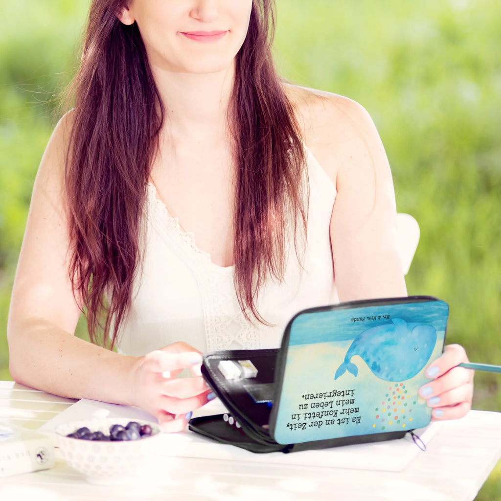 Leather folder whale confetti Design Federmappe, Stiftetasche, Stifte Etui, Schule, Einschulung, Geschenk, Kind, Schüler, Schülerin, Stifterolle, Federmäppchen, Motiv, Grundschule, Federmäppchen bedruckt, Büro Stifte Etui, Bestückte Federmappe, Kinder Federmappe, Federmappe Einschulung, Meerestiere, Meer, Urlaub, Wal, Konfetti, Wale, Motivation, Neuanfang, Trennung, Diät, Abnehmen, Neustart, Lebensabschnitt, Geburtstag