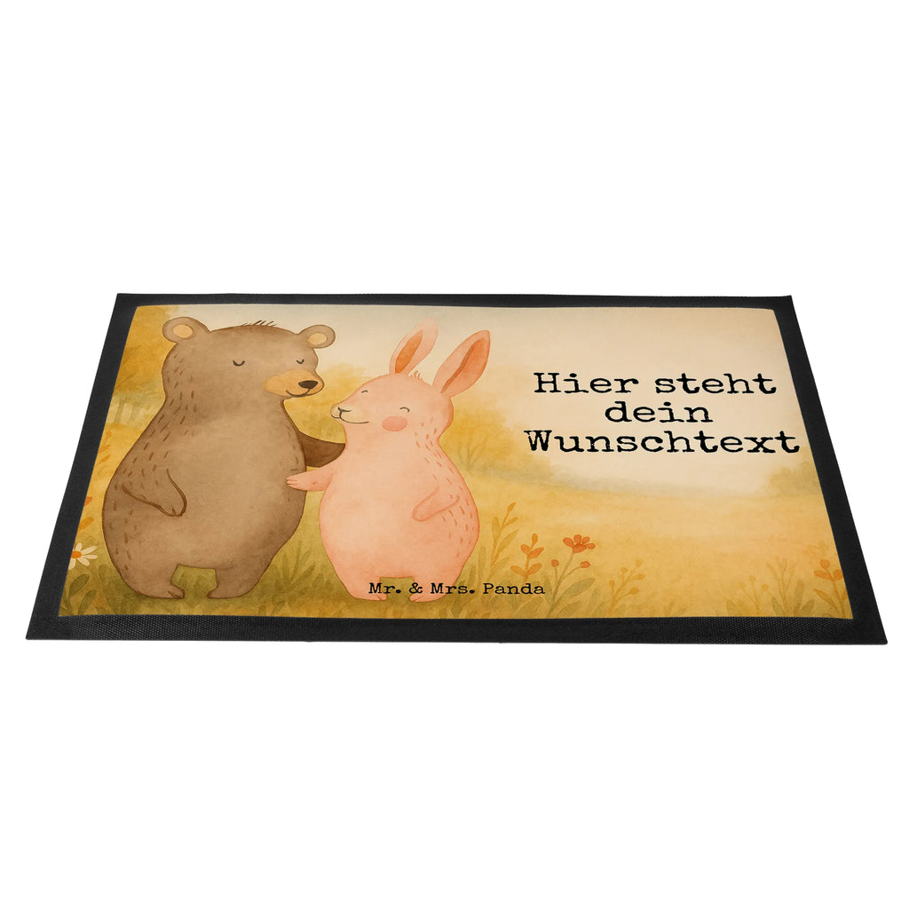 Personalisierte Fußmatte Bär und Hase Umarmen Design Personalisierte Fußmatte, Wunschnamen, Personalisieruung, Bedrucken, Fußmatte bedrucken, Namensfussmatte, Türvorleger mit Namen, Personalisiert, Fußmatte mit Namen, Türvorleger personalisiert, Haustürmatte personalisiert, Liebe, Partner, Freund, Freundin, Ehemann, Ehefrau, Heiraten, Verlobung, Heiratsantrag, Liebesgeschenk, Jahrestag, Hocheitstag, best friends, Bärchen, bester Freund, Freunde, Hase, Bär