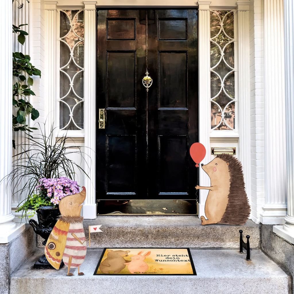 Personalisierte Fußmatte Bär und Hase Umarmen Design Personalisierte Fußmatte, Wunschnamen, Personalisieruung, Bedrucken, Fußmatte bedrucken, Namensfussmatte, Türvorleger mit Namen, Personalisiert, Fußmatte mit Namen, Türvorleger personalisiert, Haustürmatte personalisiert, Liebe, Partner, Freund, Freundin, Ehemann, Ehefrau, Heiraten, Verlobung, Heiratsantrag, Liebesgeschenk, Jahrestag, Hocheitstag, best friends, Bärchen, bester Freund, Freunde, Hase, Bär