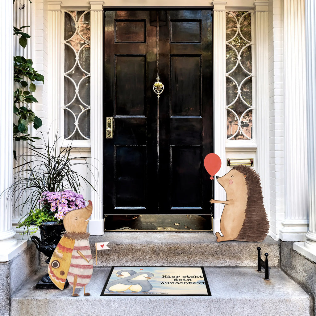 Personalisierte Fußmatte Pinguine Kuscheln Design Namensfussmatte, Fußmatte bedrucken, Türvorleger personalisiert, Personalisieruung, Wunschnamen, Haustürmatte personalisiert, Türvorleger mit Namen, Personalisierte Fußmatte, Fußmatte mit Namen, Bedrucken, Personalisiert, Liebe, Partner, Freund, Freundin, Ehemann, Ehefrau, Heiraten, Verlobung, Heiratsantrag, Liebesgeschenk, Jahrestag, Hocheitstag, Geschenk für Partner, für Ehemann, Liebesbeweis, Geschenk für Freundin, Mitbringsel, Valentinstag, Geschenk für Frauen, Hochzeitstag, für Männer