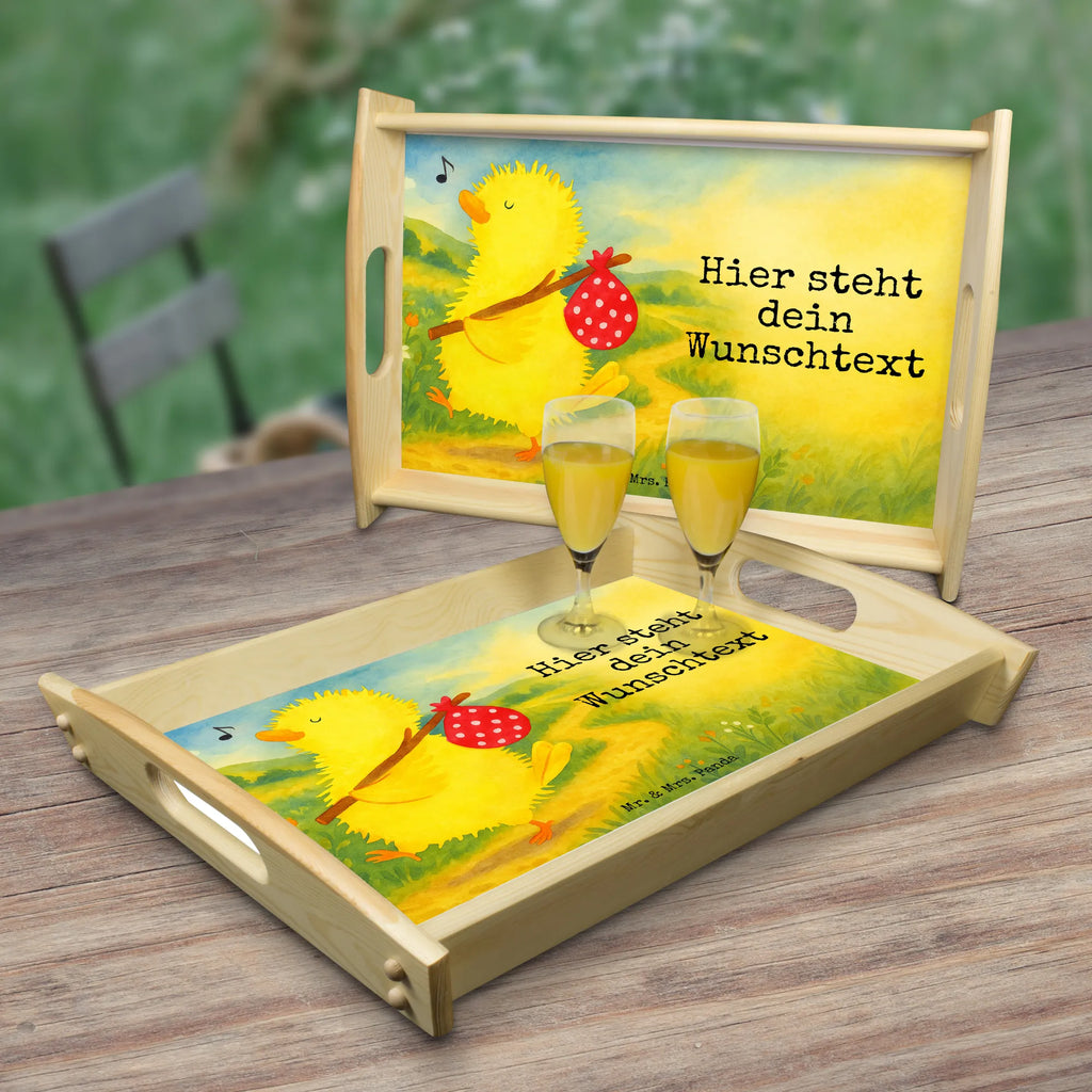 Personalisiertes Serviertablett Küken Wander Design Personalisiertes Serviertablett, Personalisiertes Tablett, Tablett mit Namen, Personalisiertes Küchentablett, Personalisiertes Dekotablett, Personalisiertes Frühstückstablett, Personalisiertes Holztablett, Serviertablett mit Namen, Ostern, Osterhase, Ostergeschenke, Osternest, Osterdeko, Geschenke zu Ostern, Ostern Geschenk, Ostergeschenke Kinder, Ostern Kinder, Küken, Osterei, Frohe Ostern, Frühlingsgefühle, Freude, Flausen, Ostereier, Zeitmanagement, Ei, Ostergrüße, liebe Grüße, Wunder, Weltenbummler, Zeit, Backpacker, Grüße, Reisen