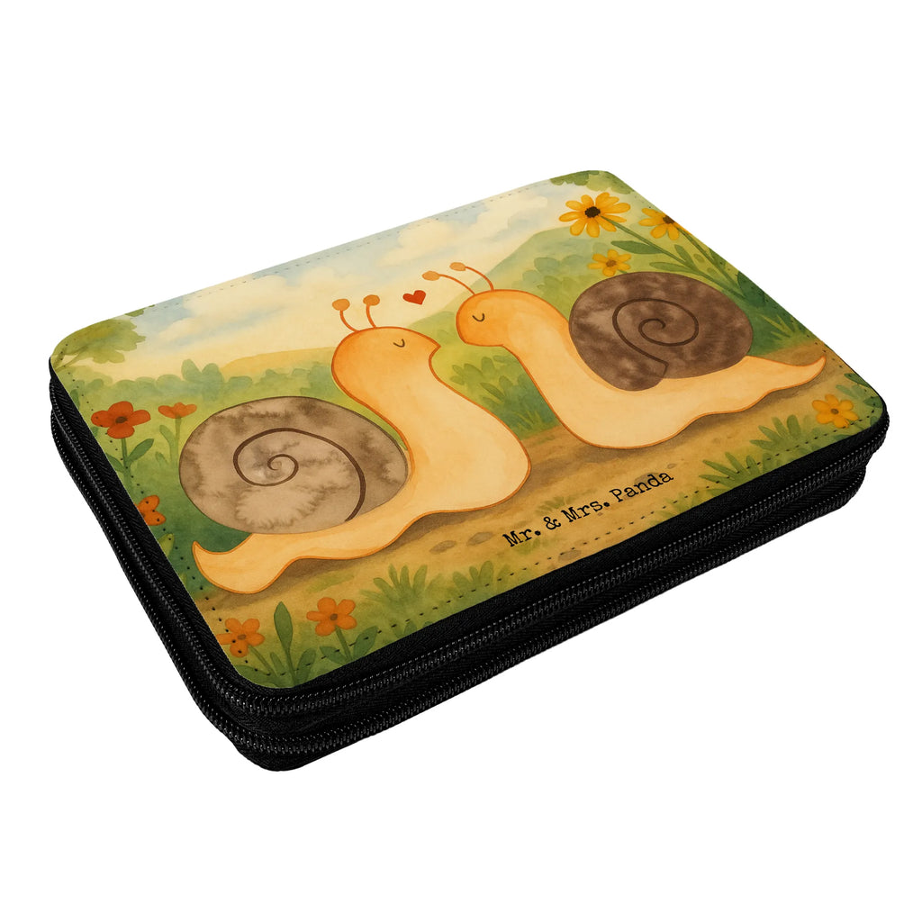 Leather folder Snails in love Design Federmappe, Stiftetasche, Stifte Etui, Schule, Einschulung, Geschenk, Kind, Schüler, Schülerin, Stifterolle, Federmäppchen, Motiv, Grundschule, Federmäppchen bedruckt, Büro Stifte Etui, Bestückte Federmappe, Kinder Federmappe, Federmappe Einschulung, Liebe, Partner, Freund, Freundin, Ehemann, Ehefrau, Heiraten, Verlobung, Heiratsantrag, Liebesgeschenk, Jahrestag, Hocheitstag