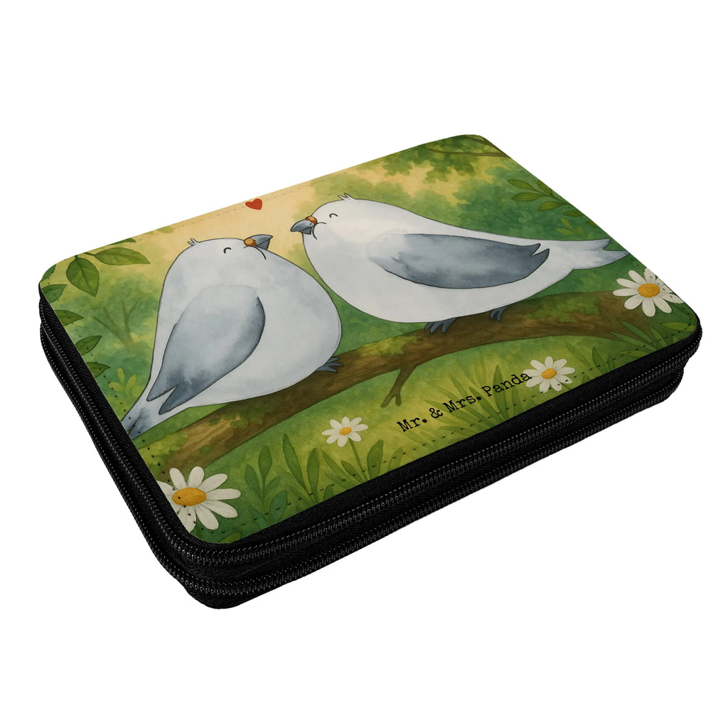 Leather folder Turtledoves in love Design Federmappe, Stiftetasche, Stifte Etui, Schule, Einschulung, Geschenk, Kind, Schüler, Schülerin, Stifterolle, Federmäppchen, Motiv, Grundschule, Federmäppchen bedruckt, Büro Stifte Etui, Bestückte Federmappe, Kinder Federmappe, Federmappe Einschulung, Liebe, Partner, Freund, Freundin, Ehemann, Ehefrau, Heiraten, Verlobung, Heiratsantrag, Liebesgeschenk, Jahrestag, Hocheitstag, Turteltauben, Turteltäubchen, Tauben, Verliebt, Verlobt, Verheiratet, Geschenk Freundin, Geschenk Freund, Liebesbeweis, Hochzeitstag, Geschenk Hochzeit