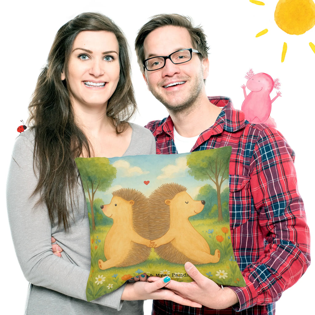 Cushion Hedgehogs holding hands Design Dekokissen 40x40, Motivkissen, Kopfkissen, Kissenbezüge, Kissen, Sofakissen, sofakissen, Kissenhülle 40x40, Kissenbezug 40x40, sitzkissen, Zierkissen, Couchkissen, Sofakissen 40x40, Kissen 40x40 Waschbar, Dekokissen Sofa, Kissen 40x40, Kissenhülle, Kopfkissen 40x40, Dekokissen, Liebe, Partner, Freund, Freundin, Ehemann, Ehefrau, Heiraten, Verlobung, Heiratsantrag, Liebesgeschenk, Jahrestag, Hocheitstag, Hand in Hand, Love, große Liebe, Lieblingsmensch, Liebesbotschaft, Liebesbeweis, Geschenk für zwei, Hochzeit, Igel, Igelliebe, Gemeinsamkeit