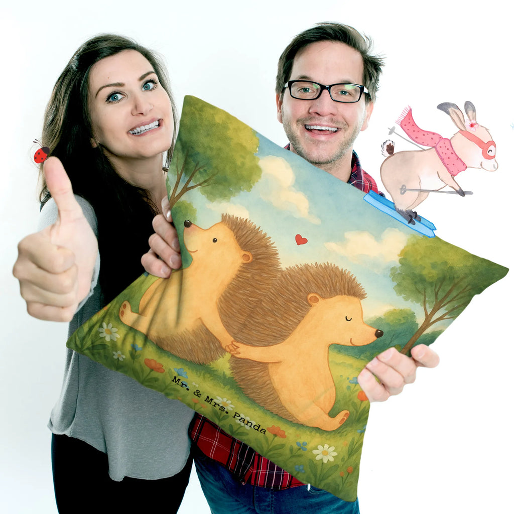 Cushion Hedgehogs holding hands Design Dekokissen 40x40, Motivkissen, Kopfkissen, Kissenbezüge, Kissen, Sofakissen, sofakissen, Kissenhülle 40x40, Kissenbezug 40x40, sitzkissen, Zierkissen, Couchkissen, Sofakissen 40x40, Kissen 40x40 Waschbar, Dekokissen Sofa, Kissen 40x40, Kissenhülle, Kopfkissen 40x40, Dekokissen, Liebe, Partner, Freund, Freundin, Ehemann, Ehefrau, Heiraten, Verlobung, Heiratsantrag, Liebesgeschenk, Jahrestag, Hocheitstag, Hand in Hand, Love, große Liebe, Lieblingsmensch, Liebesbotschaft, Liebesbeweis, Geschenk für zwei, Hochzeit, Igel, Igelliebe, Gemeinsamkeit
