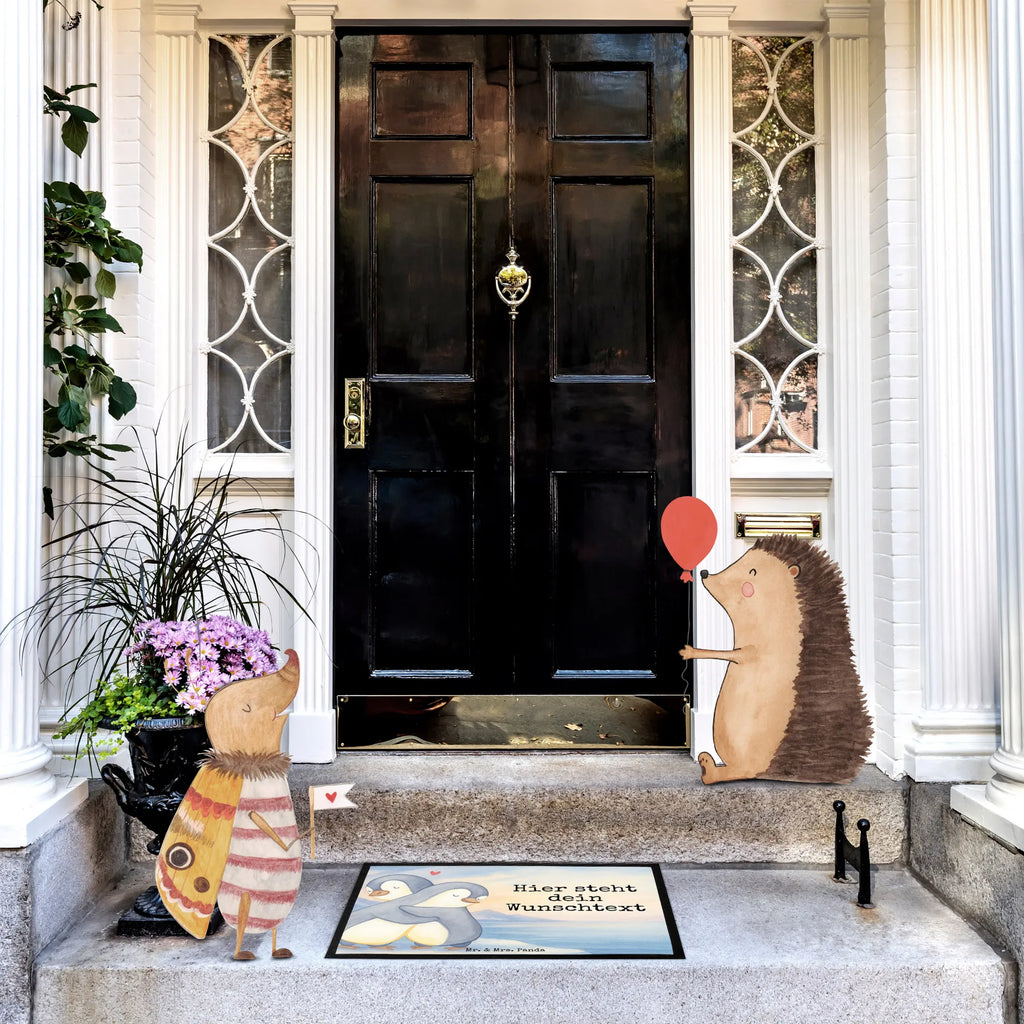 Personalisierte Fußmatte Pinguine Kuscheln Design Türvorleger mit Namen, Namensfussmatte, Fußmatte mit Namen, Bedrucken, Personalisiert, Haustürmatte personalisiert, Türvorleger personalisiert, Personalisierte Fußmatte, Personalisieruung, Fußmatte bedrucken, Wunschnamen, Liebe, Partner, Freund, Freundin, Ehemann, Ehefrau, Heiraten, Verlobung, Heiratsantrag, Liebesgeschenk, Jahrestag, Hocheitstag, Mitbringsel, Geschenk für Frauen, für Männer, Geschenk für Freundin, für Ehemann, Valentinstag, Geschenk für Partner, Hochzeitstag, Liebesbeweis
