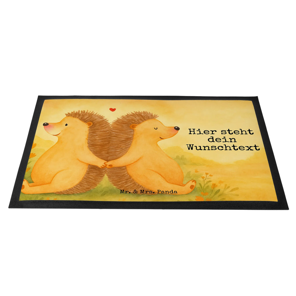 Personalisierte Fußmatte Igel händchenhaltend Design Fußmatte bedrucken, Personalisierte Fußmatte, Namensfussmatte, Fußmatte mit Namen, Bedrucken, Türvorleger personalisiert, Wunschnamen, Türvorleger mit Namen, Personalisieruung, Personalisiert, Haustürmatte personalisiert, Liebe, Partner, Freund, Freundin, Ehemann, Ehefrau, Heiraten, Verlobung, Heiratsantrag, Liebesgeschenk, Jahrestag, Hocheitstag, Igel, Gemeinsamkeit, Igelliebe, Lieblingsmensch, Hochzeit, Hand in Hand, Geschenk für zwei, Liebesbeweis, Love, große Liebe, Liebesbotschaft