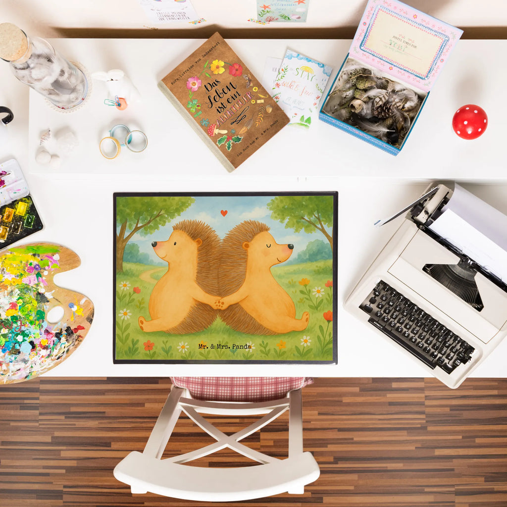 Desk pad Hedgehogs holding hands Design Büroartikel, Schreibwaren, Schreibtisch Unterlagen, Schreibtischunterlage Groß, Schreibtischauflage, Schreibunterlage, Bürobedarf, Liebe, Partner, Freund, Freundin, Ehemann, Ehefrau, Heiraten, Verlobung, Heiratsantrag, Liebesgeschenk, Jahrestag, Hocheitstag, Liebesbeweis, Lieblingsmensch, Hochzeit, Igel, Hand in Hand, Gemeinsamkeit, Love, Geschenk für zwei, Liebesbotschaft, Igelliebe, große Liebe