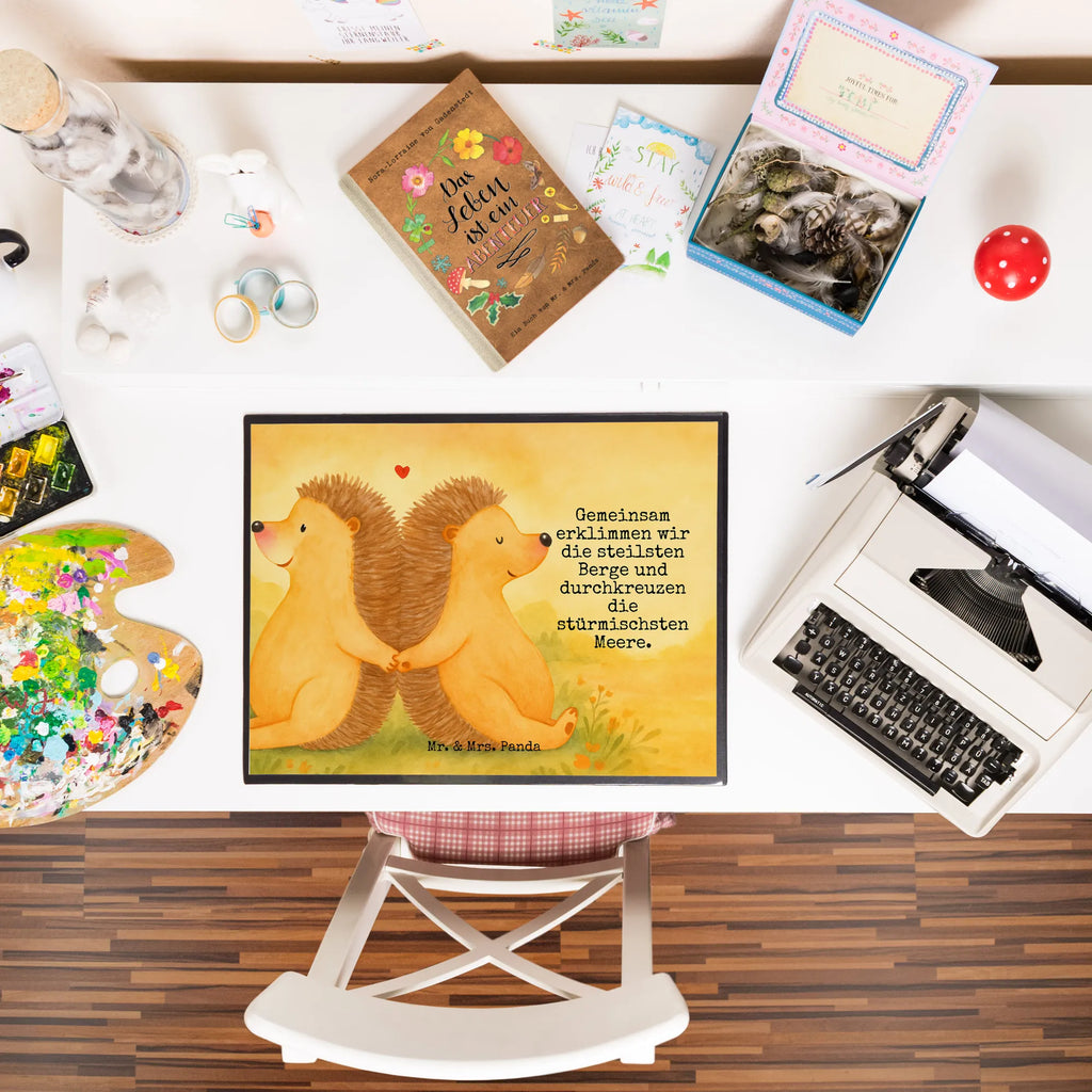 Desk pad Hedgehogs holding hands Design Büroartikel, Schreibwaren, Schreibtisch Unterlagen, Schreibtischunterlage Groß, Schreibtischauflage, Schreibunterlage, Bürobedarf, Liebe, Partner, Freund, Freundin, Ehemann, Ehefrau, Heiraten, Verlobung, Heiratsantrag, Liebesgeschenk, Jahrestag, Hocheitstag, Liebesbeweis, Lieblingsmensch, Hochzeit, Igel, Hand in Hand, Gemeinsamkeit, Love, Geschenk für zwei, Liebesbotschaft, Igelliebe, große Liebe