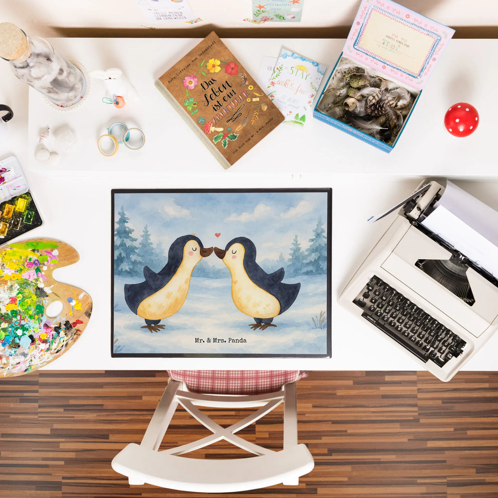 Podkładka na biurko Pingwin Miłość Design Schreibunterlage, Schreibtischauflage, Bürobedarf, Büroartikel, Schreibwaren, Schreibtisch Unterlagen, Schreibtischunterlage Groß, Liebe, Partner, Freund, Freundin, Ehemann, Ehefrau, Heiraten, Verlobung, Heiratsantrag, Liebesgeschenk, Jahrestag, Hocheitstag, Pinguin, Pinguine, Pinguin Paar, Pinguinpaar, Pinguin Liebe, Paar, Pärchen. Liebespaar, Liebesbeweis, Liebesspruch, Hochzeitstag, Geschenk Freund, Geschenk Freundin, Verlobte, Verlobter, Love, Geschenk Hochzeitstag, Geschenkidee, Hochzeit, Gastgeschenk