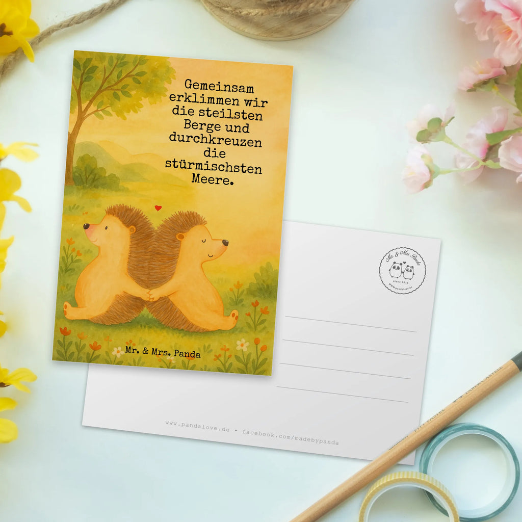 Pocztówka Jeże trzymające się za łapki Design Ansichtskarte, Karte, Grußkarte, Einladungskarte, Ansichtskarten, Einladungskarten Geburtstag, Einladung, Dankeskarte, Geburtstagskarte, Geschenkkarte, Einladung Geburtstag, Postkarte, Liebe, Partner, Freund, Freundin, Ehemann, Ehefrau, Heiraten, Verlobung, Heiratsantrag, Liebesgeschenk, Jahrestag, Hocheitstag, große Liebe, Igelliebe, Love, Hochzeit, Geschenk für zwei, Liebesbeweis, Liebesbotschaft, Lieblingsmensch, Hand in Hand, Gemeinsamkeit, Igel