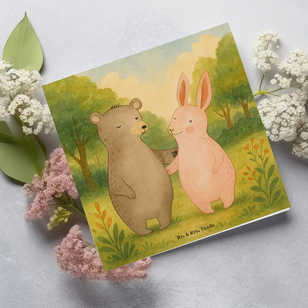Deluxe Karte Bär und Hase Umarmen Design Karte, Grußkarte, Klappkarte, Einladungskarte, Glückwunschkarte, Hochzeitskarte, Geburtstagskarte, Hochwertige Grußkarte, Hochwertige Klappkarte, Liebe, Partner, Freund, Freundin, Ehemann, Ehefrau, Heiraten, Verlobung, Heiratsantrag, Liebesgeschenk, Jahrestag, Hocheitstag, Freunde, bester Freund, Hase, Bär, Bärchen, best friends