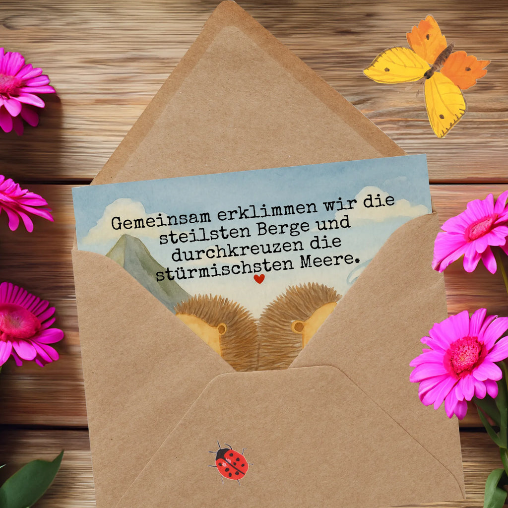 Deluxe Karte Igel händchenhaltend Design Karte, Grußkarte, Klappkarte, Einladungskarte, Glückwunschkarte, Hochzeitskarte, Geburtstagskarte, Hochwertige Grußkarte, Hochwertige Klappkarte, Liebe, Partner, Freund, Freundin, Ehemann, Ehefrau, Heiraten, Verlobung, Heiratsantrag, Liebesgeschenk, Jahrestag, Hocheitstag, Igel, Igelliebe, Hand in Hand, Liebesbeweis, große Liebe, Liebesbotschaft, Hochzeit, Lieblingsmensch, Gemeinsamkeit, Love, Geschenk für zwei