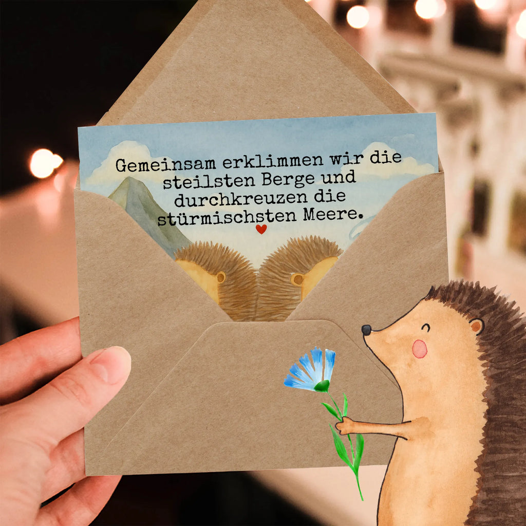 Deluxe Karte Igel händchenhaltend Design Karte, Grußkarte, Klappkarte, Einladungskarte, Glückwunschkarte, Hochzeitskarte, Geburtstagskarte, Hochwertige Grußkarte, Hochwertige Klappkarte, Liebe, Partner, Freund, Freundin, Ehemann, Ehefrau, Heiraten, Verlobung, Heiratsantrag, Liebesgeschenk, Jahrestag, Hocheitstag, Igel, Igelliebe, Hand in Hand, Liebesbeweis, große Liebe, Liebesbotschaft, Hochzeit, Lieblingsmensch, Gemeinsamkeit, Love, Geschenk für zwei