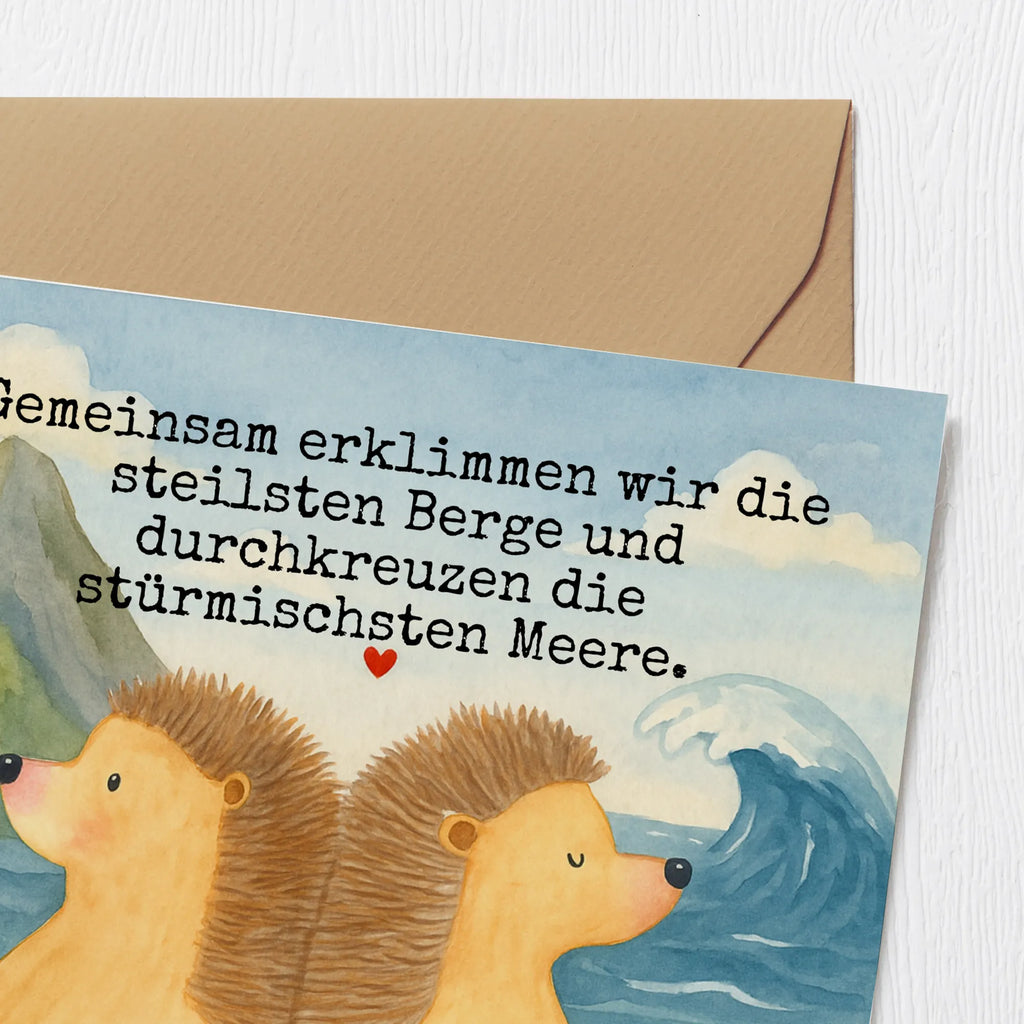 Deluxe Karte Igel händchenhaltend Design Karte, Grußkarte, Klappkarte, Einladungskarte, Glückwunschkarte, Hochzeitskarte, Geburtstagskarte, Hochwertige Grußkarte, Hochwertige Klappkarte, Liebe, Partner, Freund, Freundin, Ehemann, Ehefrau, Heiraten, Verlobung, Heiratsantrag, Liebesgeschenk, Jahrestag, Hocheitstag, Igel, Igelliebe, Hand in Hand, Liebesbeweis, große Liebe, Liebesbotschaft, Hochzeit, Lieblingsmensch, Gemeinsamkeit, Love, Geschenk für zwei