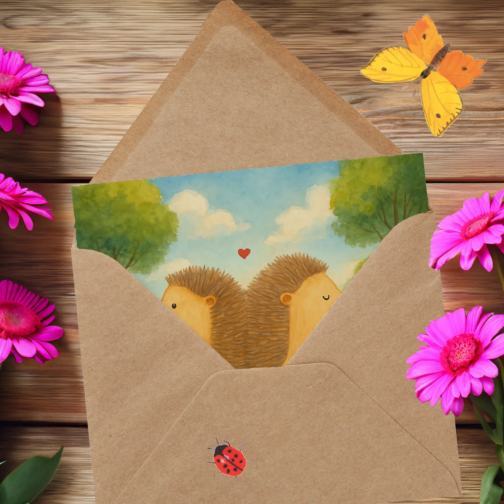 Deluxe Karte Igel händchenhaltend Design Karte, Grußkarte, Klappkarte, Einladungskarte, Glückwunschkarte, Hochzeitskarte, Geburtstagskarte, Hochwertige Grußkarte, Hochwertige Klappkarte, Liebe, Partner, Freund, Freundin, Ehemann, Ehefrau, Heiraten, Verlobung, Heiratsantrag, Liebesgeschenk, Jahrestag, Hocheitstag, Igel, Igelliebe, Hand in Hand, Liebesbeweis, große Liebe, Liebesbotschaft, Hochzeit, Lieblingsmensch, Gemeinsamkeit, Love, Geschenk für zwei