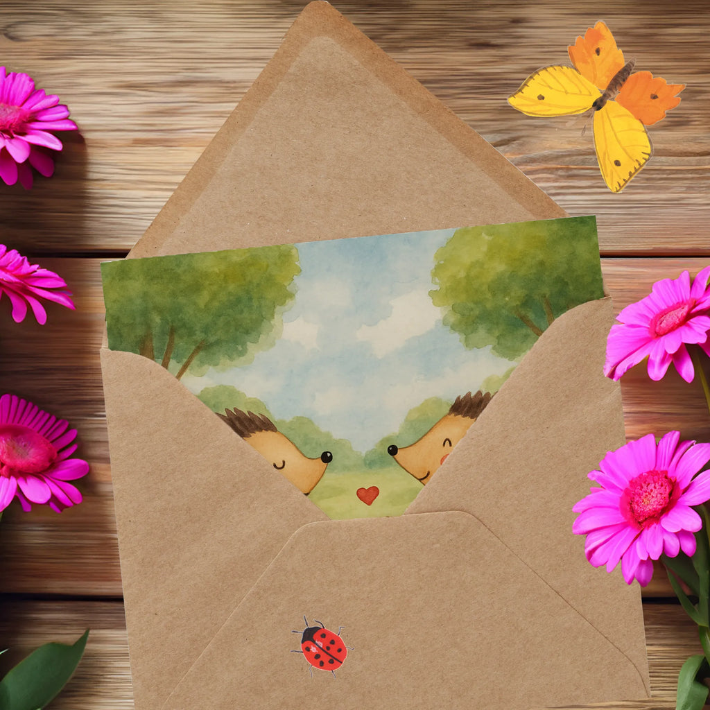 Deluxe Card Hedgehogs in love Design Karte, Grußkarte, Klappkarte, Einladungskarte, Glückwunschkarte, Hochzeitskarte, Geburtstagskarte, Hochwertige Grußkarte, Hochwertige Klappkarte, Liebe, Partner, Freund, Freundin, Ehemann, Ehefrau, Heiraten, Verlobung, Heiratsantrag, Liebesgeschenk, Jahrestag, Hocheitstag, Verliebt, Verlobt, Verheiratet, Geschenk, Liebesbeweis, Hochzeitstag, Hochzeit, Igel