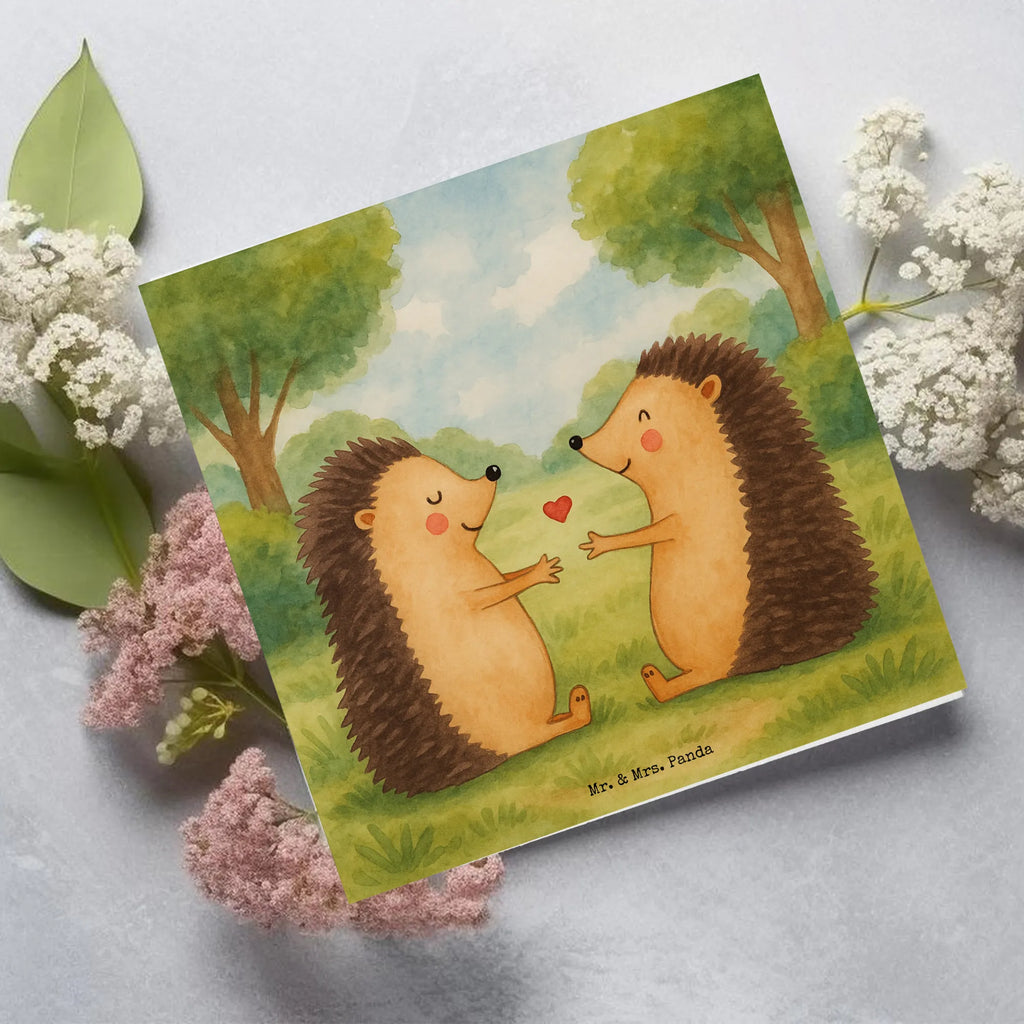 Deluxe Card Hedgehogs in love Design Karte, Grußkarte, Klappkarte, Einladungskarte, Glückwunschkarte, Hochzeitskarte, Geburtstagskarte, Hochwertige Grußkarte, Hochwertige Klappkarte, Liebe, Partner, Freund, Freundin, Ehemann, Ehefrau, Heiraten, Verlobung, Heiratsantrag, Liebesgeschenk, Jahrestag, Hocheitstag, Verliebt, Verlobt, Verheiratet, Geschenk, Liebesbeweis, Hochzeitstag, Hochzeit, Igel