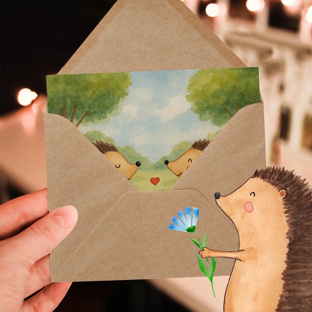 Deluxe Card Hedgehogs in love Design Karte, Grußkarte, Klappkarte, Einladungskarte, Glückwunschkarte, Hochzeitskarte, Geburtstagskarte, Hochwertige Grußkarte, Hochwertige Klappkarte, Liebe, Partner, Freund, Freundin, Ehemann, Ehefrau, Heiraten, Verlobung, Heiratsantrag, Liebesgeschenk, Jahrestag, Hocheitstag, Verliebt, Verlobt, Verheiratet, Geschenk, Liebesbeweis, Hochzeitstag, Hochzeit, Igel