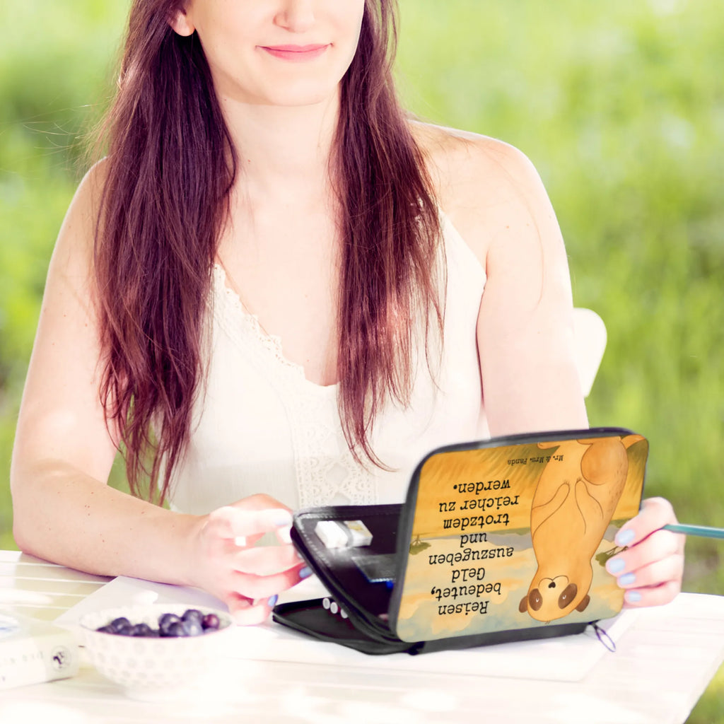 Federmappe Erdmännchen Design Federmappe, Stiftetasche, Stifte Etui, Schule, Einschulung, Geschenk, Kind, Schüler, Schülerin, Stifterolle, Federmäppchen, Motiv, Grundschule, Federmäppchen bedruckt, Büro Stifte Etui, Bestückte Federmappe, Kinder Federmappe, Federmappe Einschulung, Afrika, Wildtiere, Erdmännchen, Reisen, Spruch, Weltreise, Afrikareise, Roadtrip, Traveling