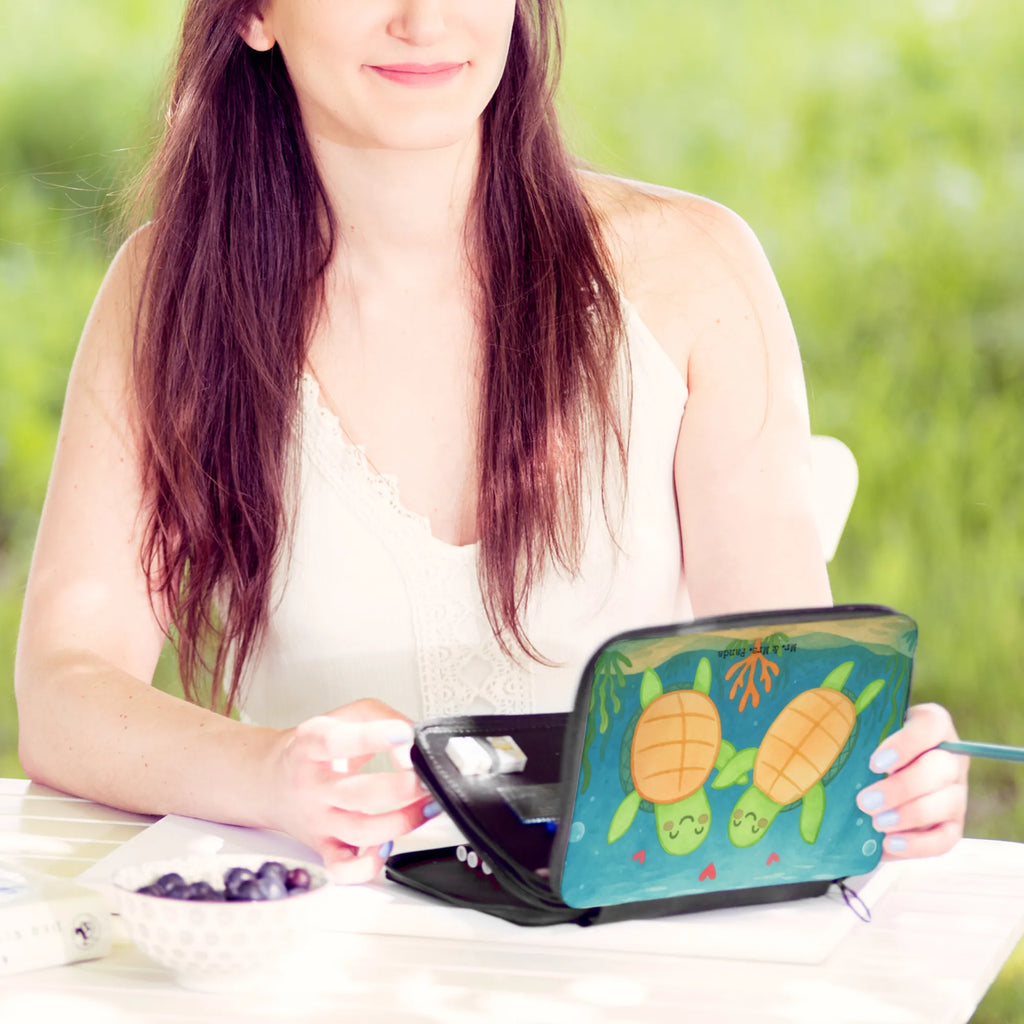Leather folder turtles Pair Design Schülerin, Federmappe, Stifte Etui, Federmäppchen, Bestückte Federmappe, Büro Stifte Etui, Grundschule, Federmappe Einschulung, Stifterolle, Federmäppchen bedruckt, Kind, Stiftetasche, Geschenk, Motiv, Schule, Einschulung, Kinder Federmappe, Schüler, Liebe, Partner, Freund, Freundin, Ehemann, Ehefrau, Heiraten, Verlobung, Heiratsantrag, Liebesgeschenk, Jahrestag, Hocheitstag, Hochzeitstag, Geschenk für Frauen, Geschenk für Partner, für Ehemann, Valentinstag, Geschenk für Freundin, Liebesbeweis, für Männer, Mitbringsel