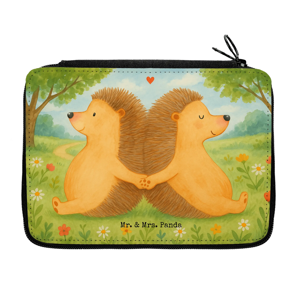 Piórnik Jeże trzymające się za łapki Design Federmäppchen, Einschulung, Grundschule, Büro Stifte Etui, Geschenk, Schülerin, Bestückte Federmappe, Stifterolle, Kind, Kinder Federmappe, Federmappe Einschulung, Schule, Schüler, Federmäppchen bedruckt, Motiv, Stifte Etui, Federmappe, Stiftetasche, Liebe, Partner, Freund, Freundin, Ehemann, Ehefrau, Heiraten, Verlobung, Heiratsantrag, Liebesgeschenk, Jahrestag, Hocheitstag, Gemeinsamkeit, Liebesbeweis, große Liebe, Geschenk für zwei, Love, Liebesbotschaft, Lieblingsmensch, Hochzeit, Hand in Hand, Igel, Igelliebe