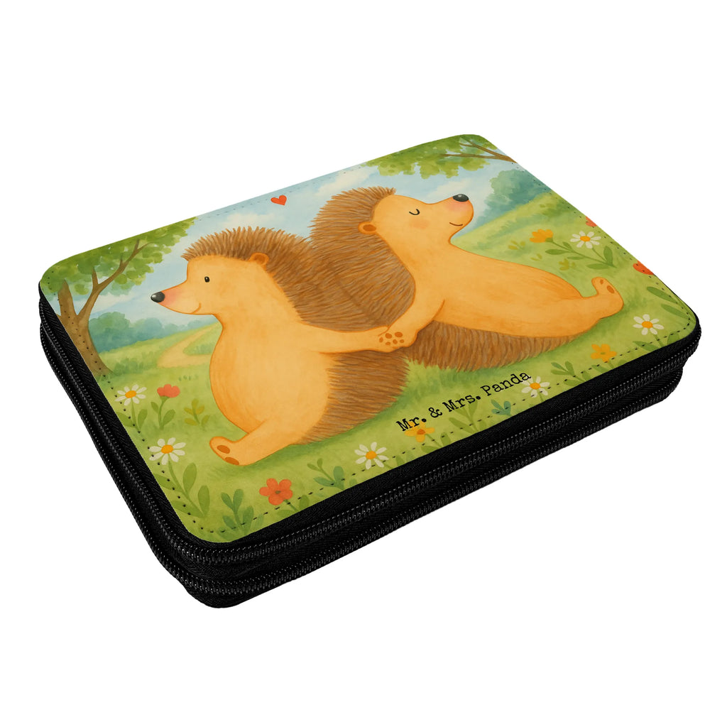 Piórnik Jeże trzymające się za łapki Design Federmäppchen, Einschulung, Grundschule, Büro Stifte Etui, Geschenk, Schülerin, Bestückte Federmappe, Stifterolle, Kind, Kinder Federmappe, Federmappe Einschulung, Schule, Schüler, Federmäppchen bedruckt, Motiv, Stifte Etui, Federmappe, Stiftetasche, Liebe, Partner, Freund, Freundin, Ehemann, Ehefrau, Heiraten, Verlobung, Heiratsantrag, Liebesgeschenk, Jahrestag, Hocheitstag, Gemeinsamkeit, Liebesbeweis, große Liebe, Geschenk für zwei, Love, Liebesbotschaft, Lieblingsmensch, Hochzeit, Hand in Hand, Igel, Igelliebe