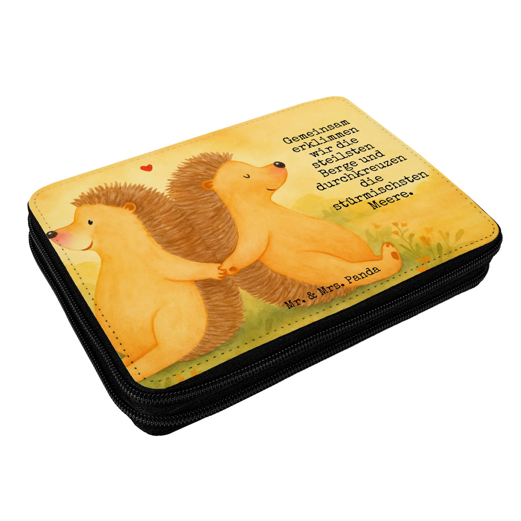 Piórnik Jeże trzymające się za łapki Design Federmäppchen, Einschulung, Grundschule, Büro Stifte Etui, Geschenk, Schülerin, Bestückte Federmappe, Stifterolle, Kind, Kinder Federmappe, Federmappe Einschulung, Schule, Schüler, Federmäppchen bedruckt, Motiv, Stifte Etui, Federmappe, Stiftetasche, Liebe, Partner, Freund, Freundin, Ehemann, Ehefrau, Heiraten, Verlobung, Heiratsantrag, Liebesgeschenk, Jahrestag, Hocheitstag, Gemeinsamkeit, Liebesbeweis, große Liebe, Geschenk für zwei, Love, Liebesbotschaft, Lieblingsmensch, Hochzeit, Hand in Hand, Igel, Igelliebe